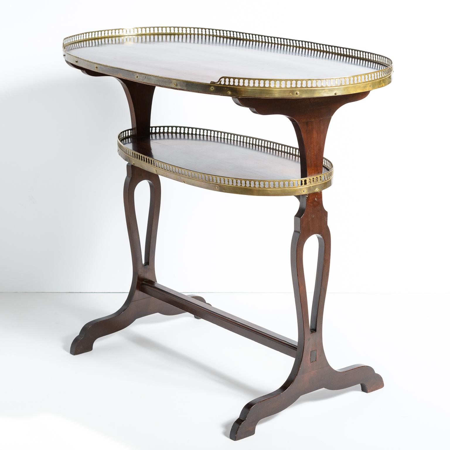 Style Empire français  Table de maître à 2 niveaux en forme de rein et galerie en laiton Bon état - En vente à West Palm Beach, FL