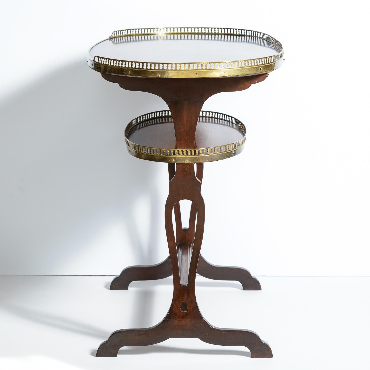 20ième siècle Style Empire français  Table de maître à 2 niveaux en forme de rein et galerie en laiton en vente