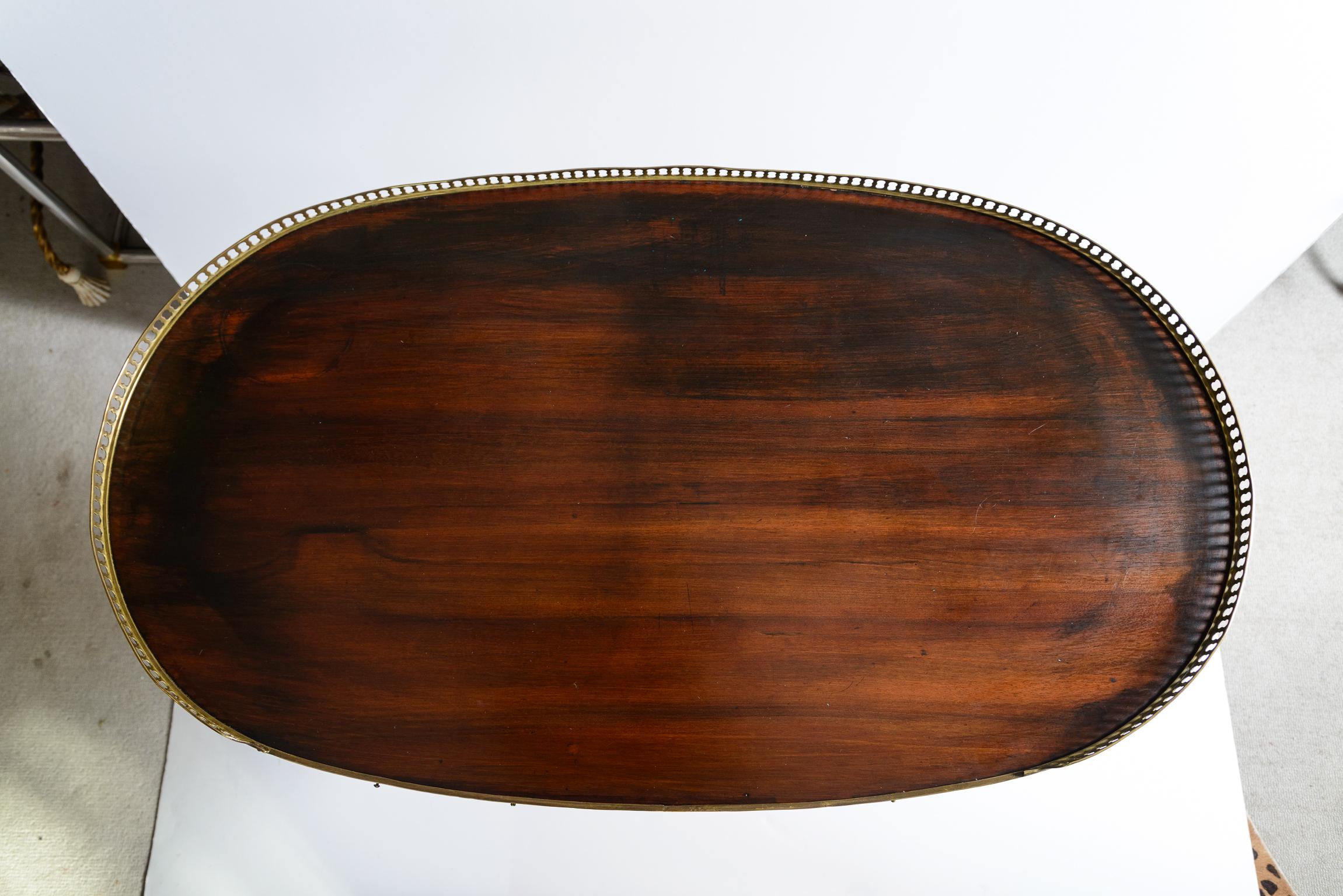 Laiton Style Empire français  Table de maître à 2 niveaux en forme de rein et galerie en laiton en vente