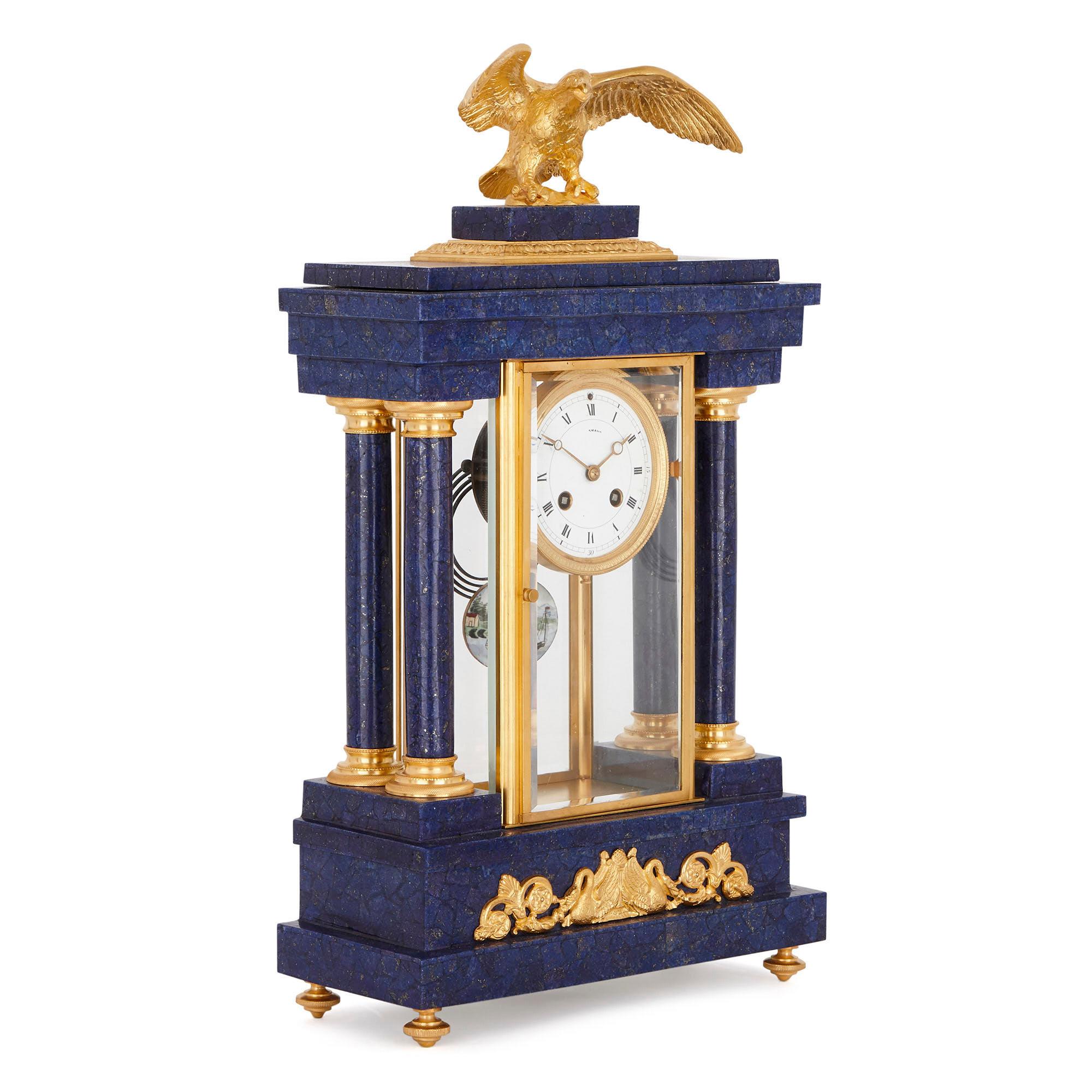 Diese schöne Uhr aus dem frühen 20. Jahrhundert mit späterem Lapisfurnier ist eine atemberaubende Ergänzung im neoklassizistischen Stil für einen Kaminsims und dank ihrer leuchtenden blauen und goldenen Farbgebung ein kühnes Statement für die