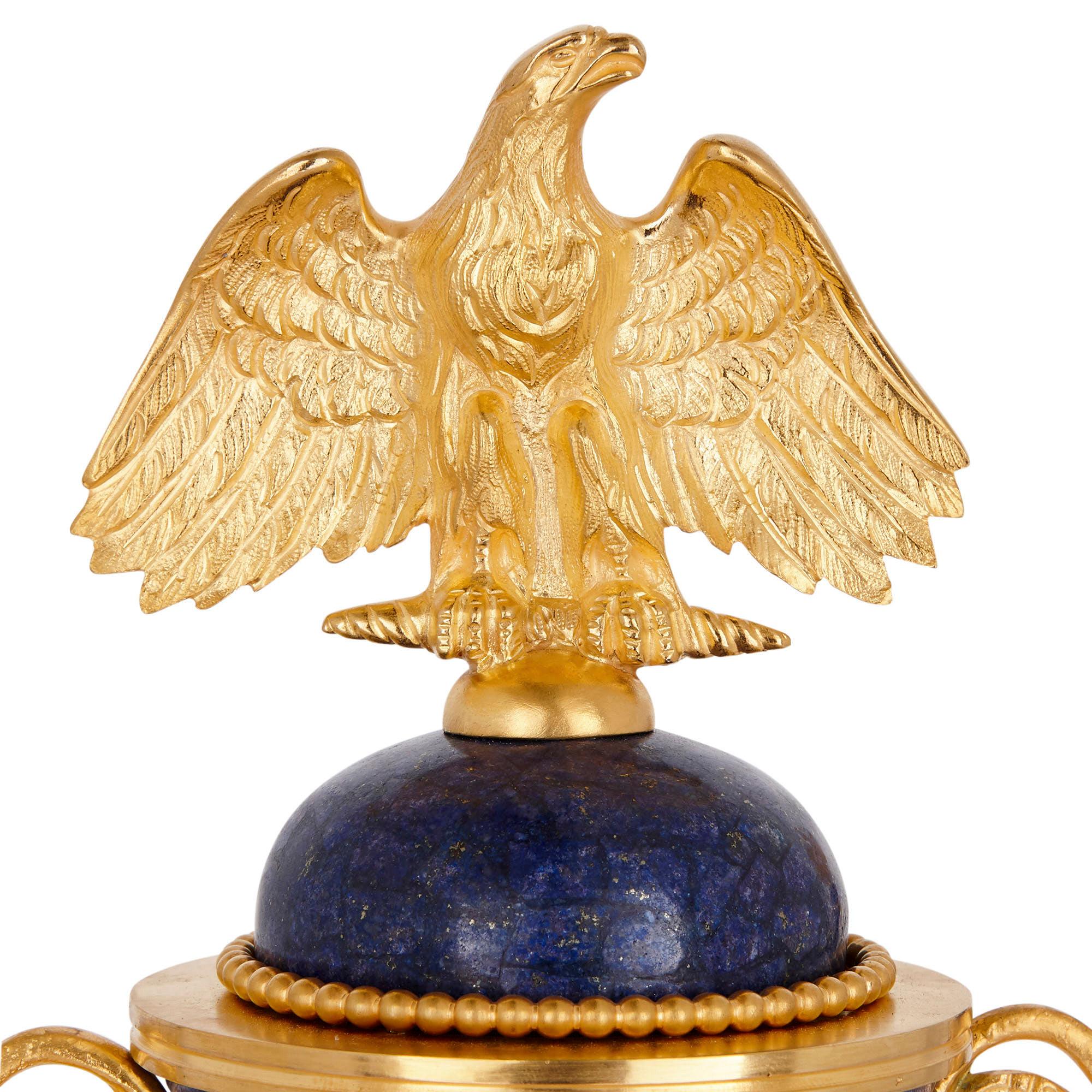 Dreiteiliges Uhrenset im französischen Empire-Stil aus Lapis und vergoldeter Bronze (20. Jahrhundert) im Angebot