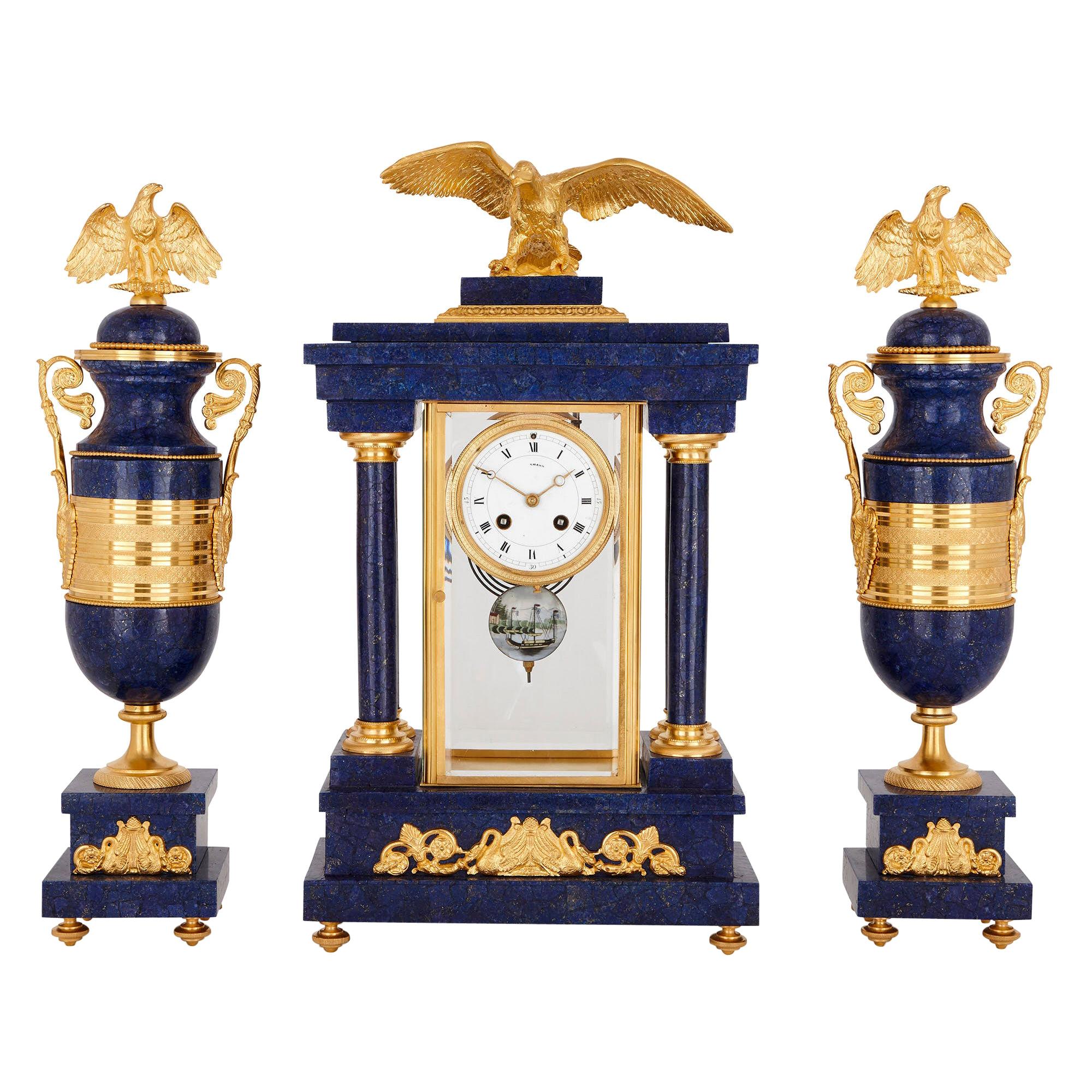 Dreiteiliges Uhrenset im französischen Empire-Stil aus Lapis und vergoldeter Bronze im Angebot
