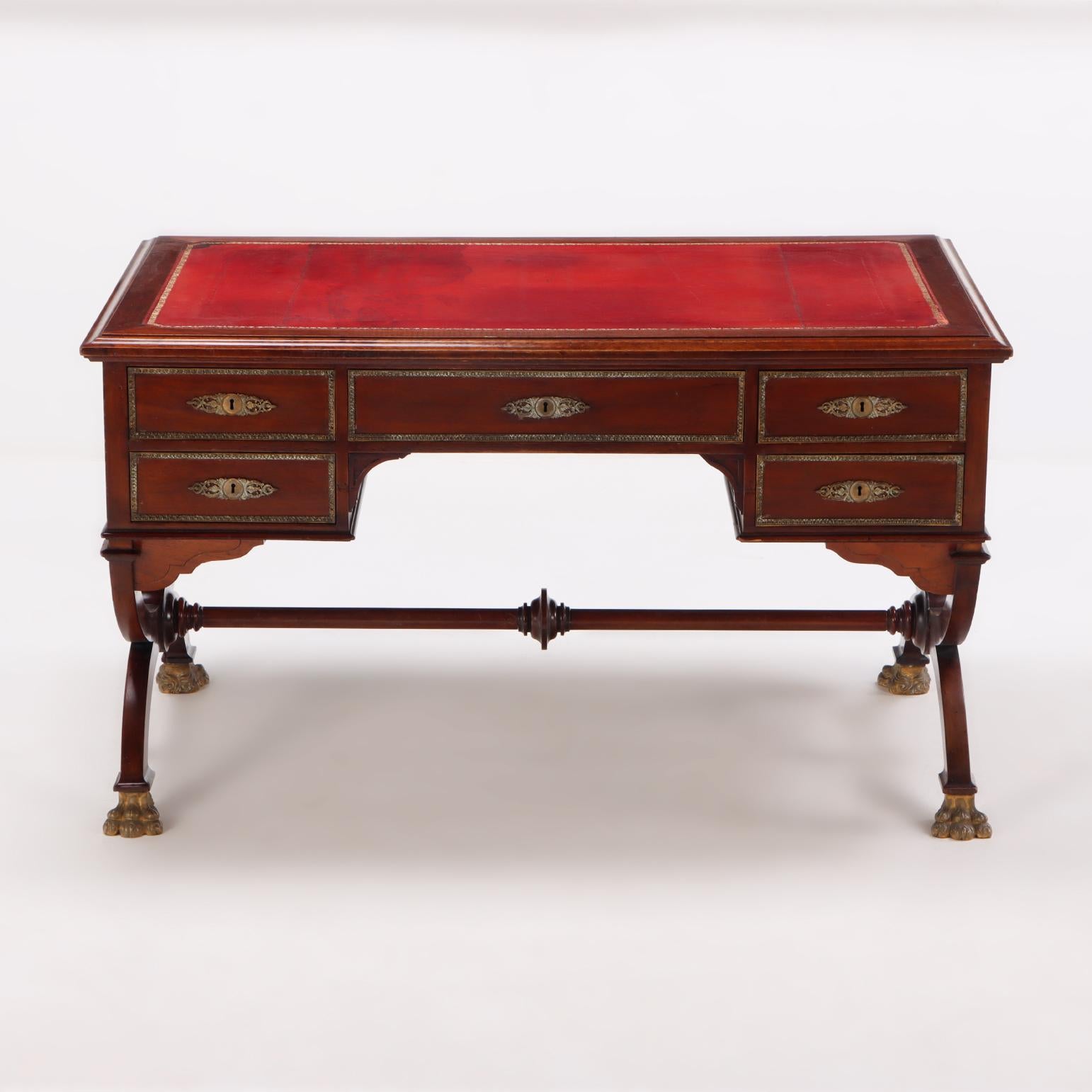 Scrittoio in mogano con piano in pelle in stile Impero francese con montature in bronzo, piedi ad artiglio e appoggiato su lastre di marmo verde (opzionale) C 1890.
