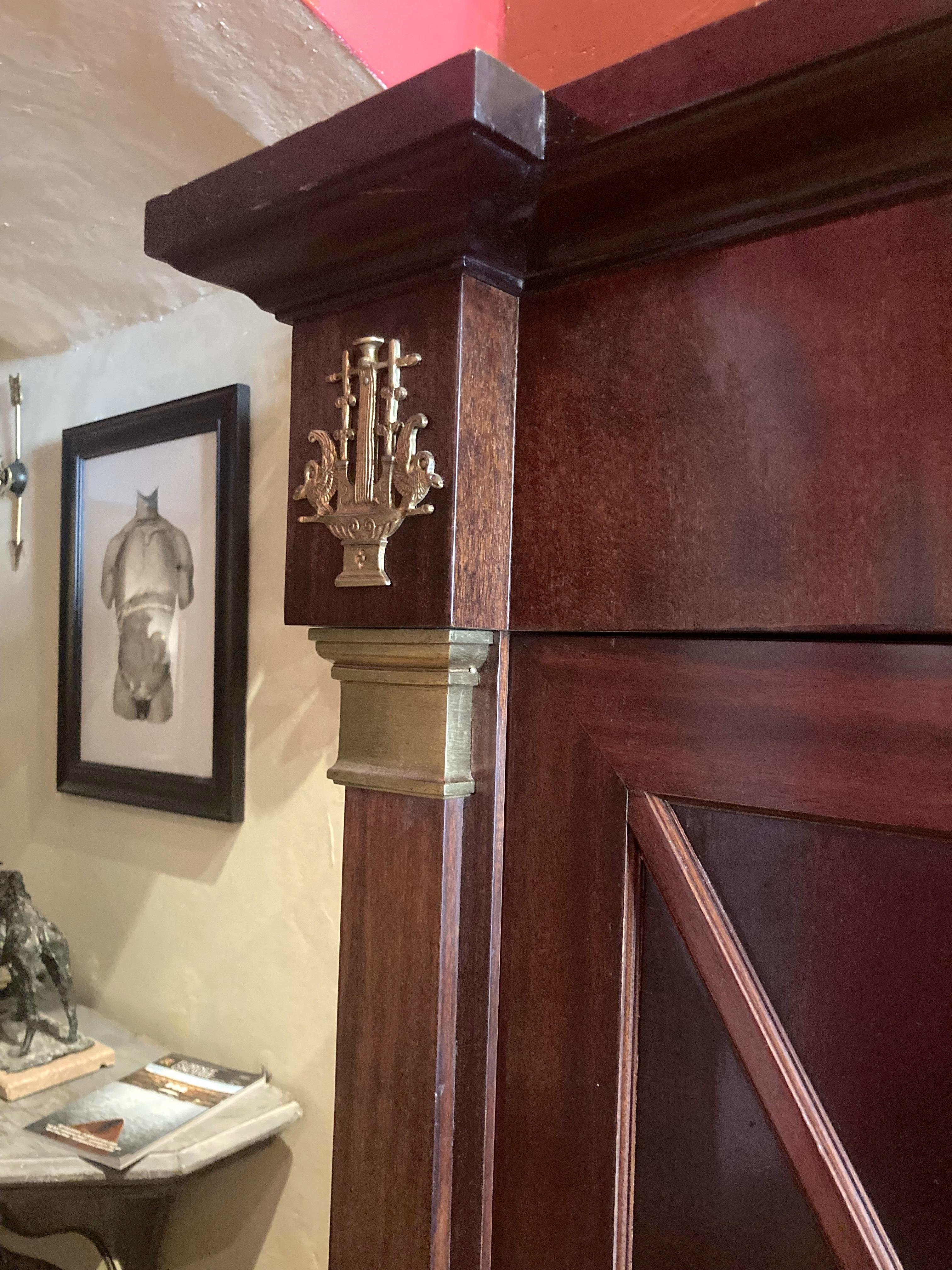 Armoire ou bar à quatre portes en acajou et bronze doré de style Empire français  en vente 4