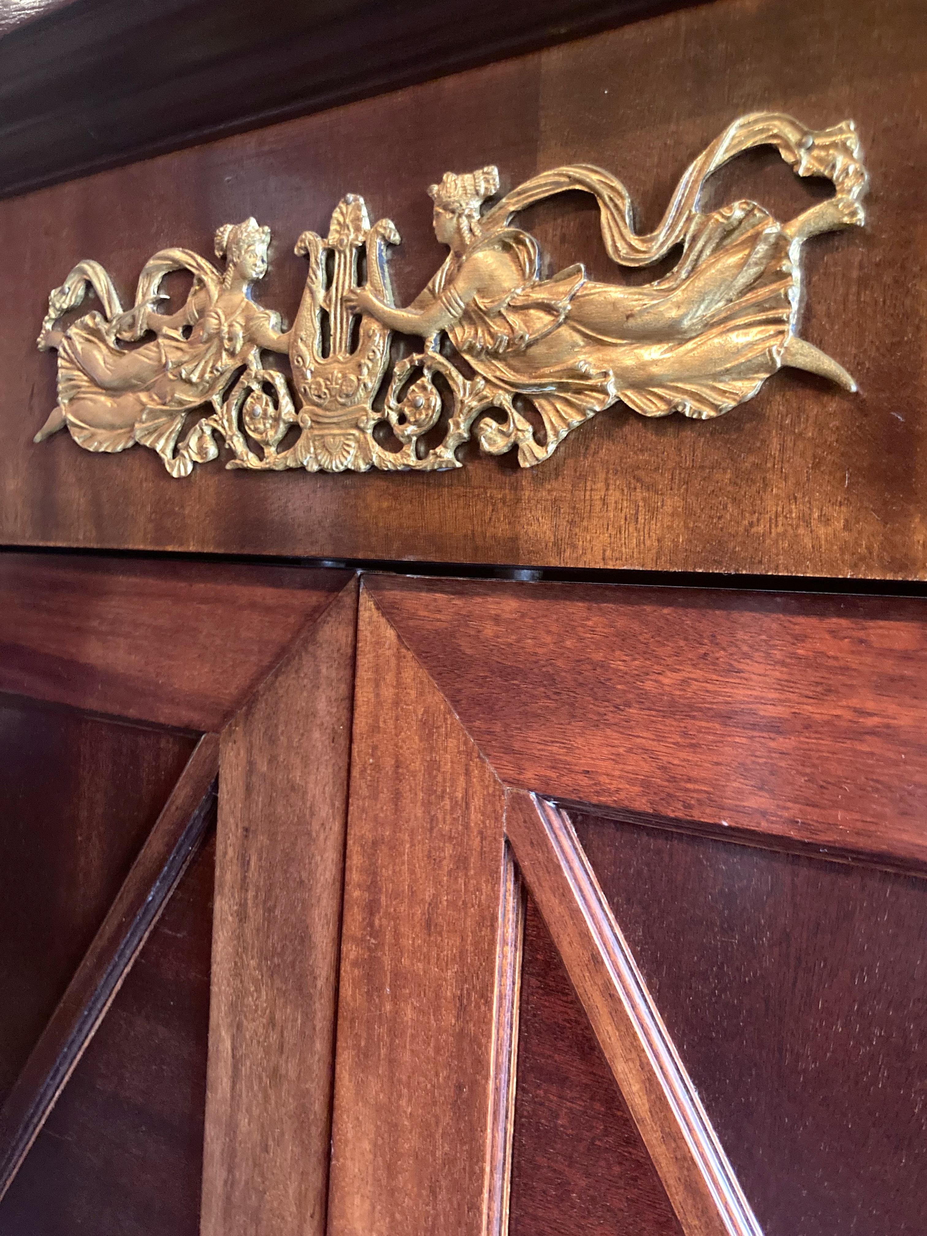 Armoire ou bar à quatre portes en acajou et bronze doré de style Empire français  en vente 6