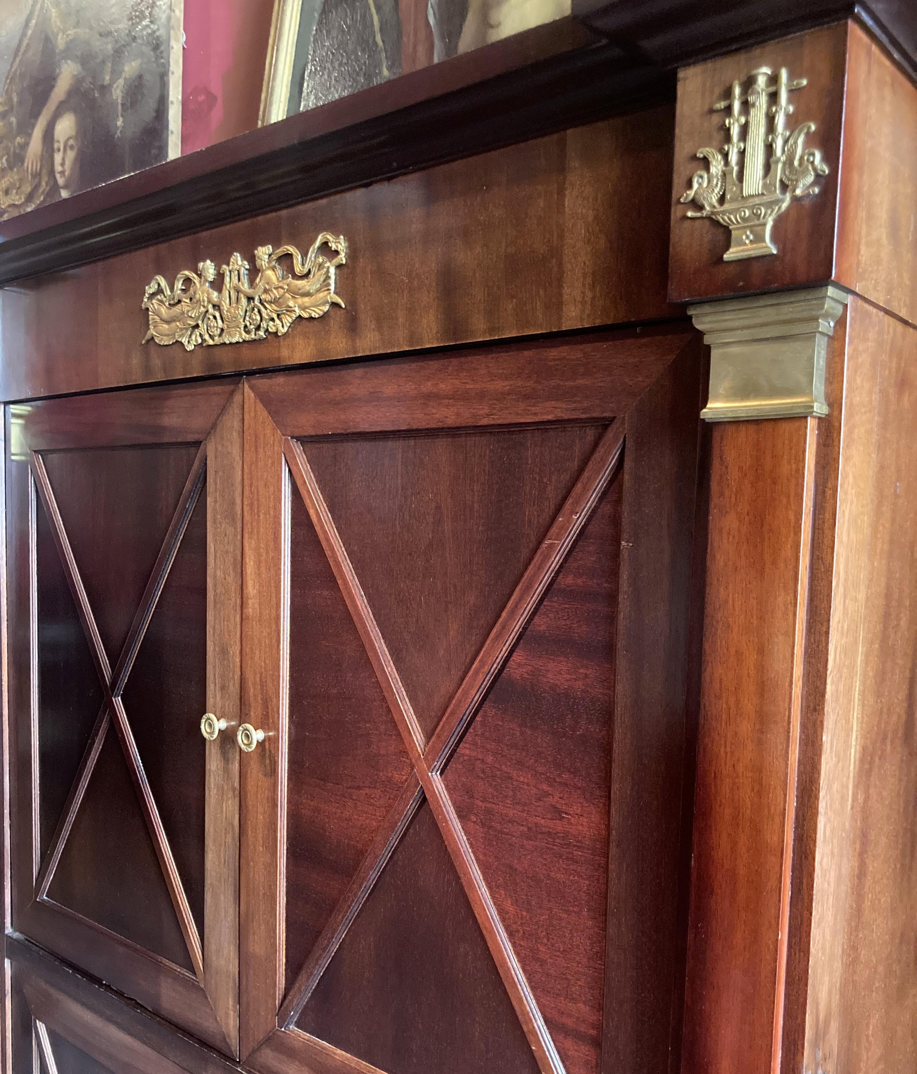 Armoire ou bar à quatre portes en acajou et bronze doré de style Empire français  en vente 7
