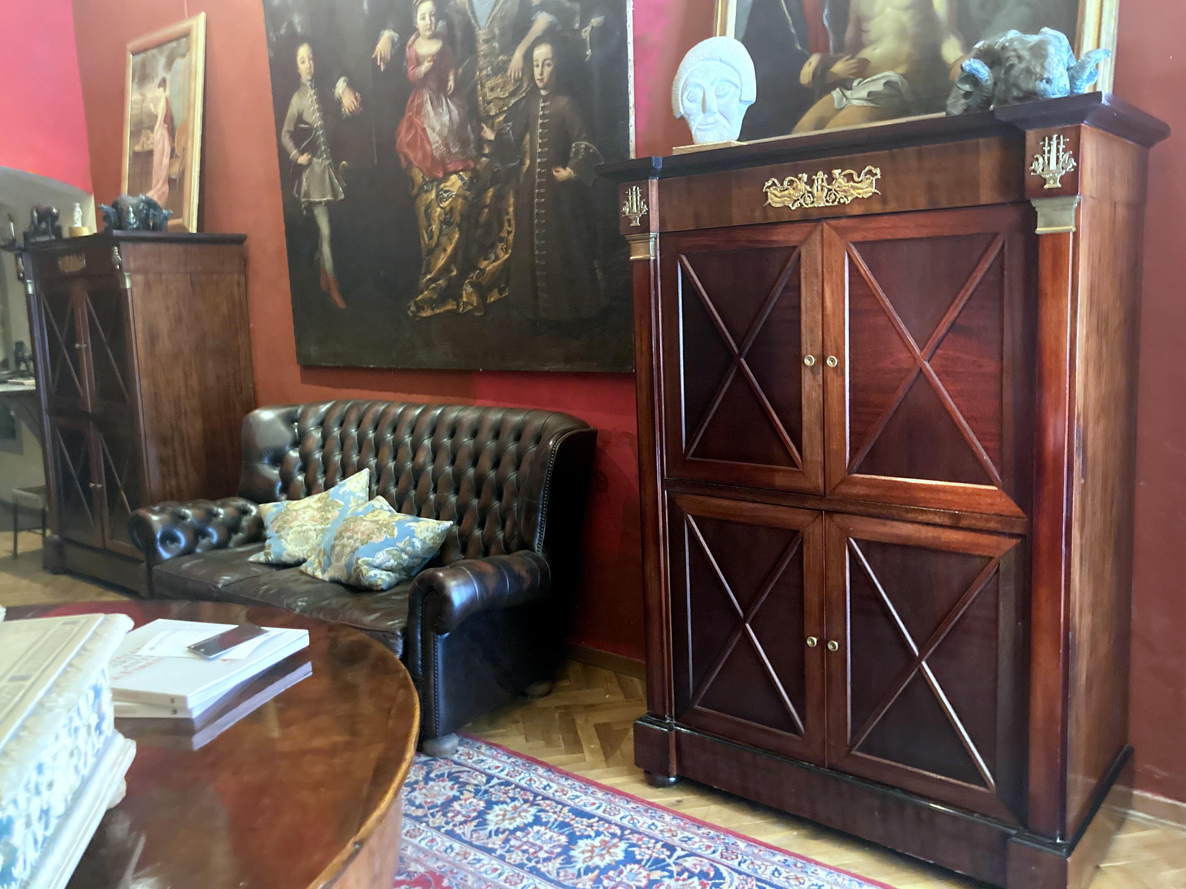 Armoire ou bar à quatre portes en acajou et bronze doré de style Empire français  en vente 2