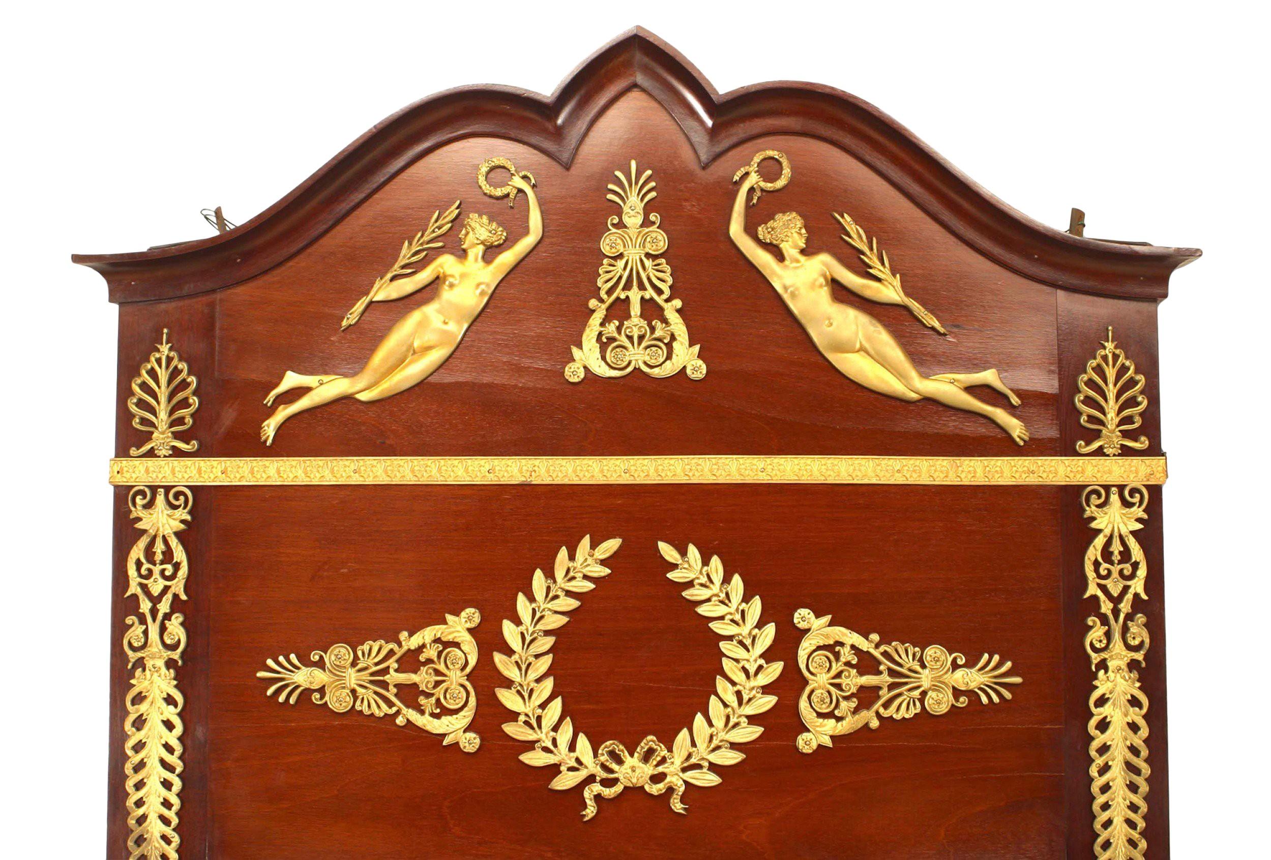 Miroir mural de style Empire français (19e/20e siècle) en acajou à montures en bronze doré, à fronton façonné, à glace biseautée (Related item : PPM052)