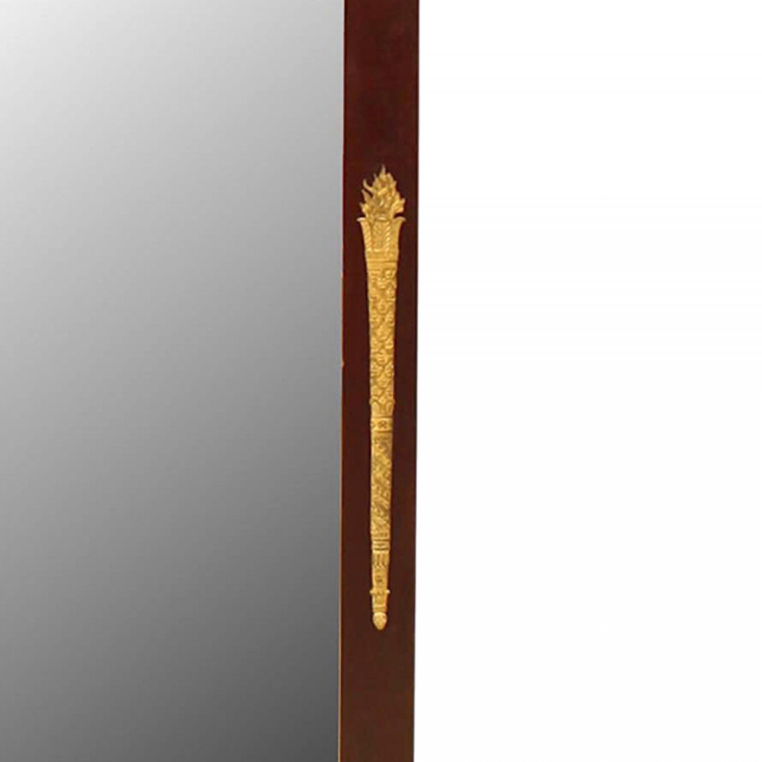 Français Miroir mural à fronton en acajou et bronze doré de style Empire français en vente