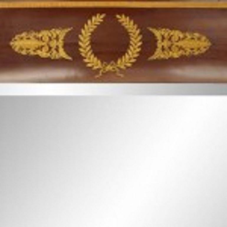 Français Miroir mural à fronton en acajou et bronze doré de style Empire français en vente
