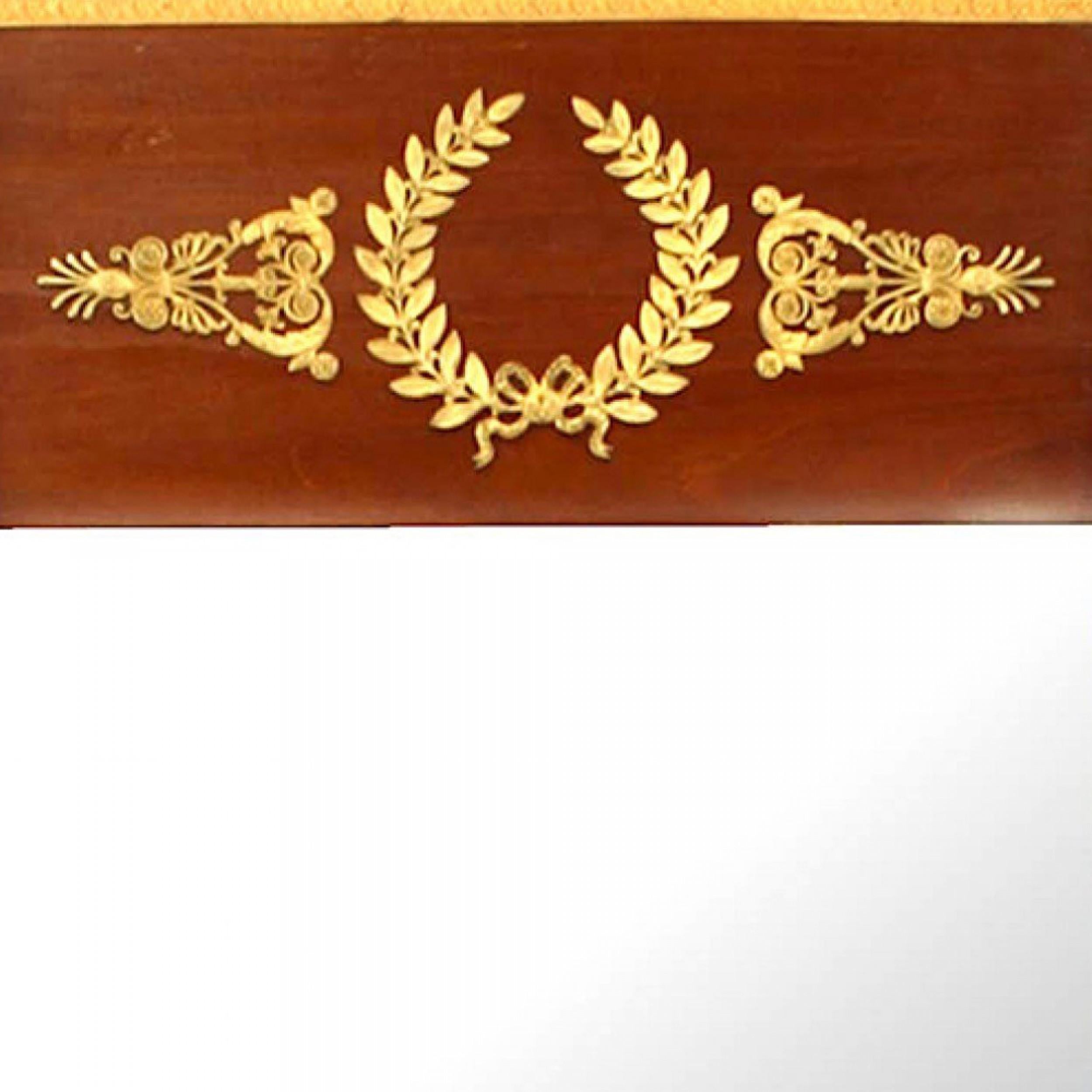 Doré Miroir mural à fronton en acajou et bronze doré de style Empire français en vente