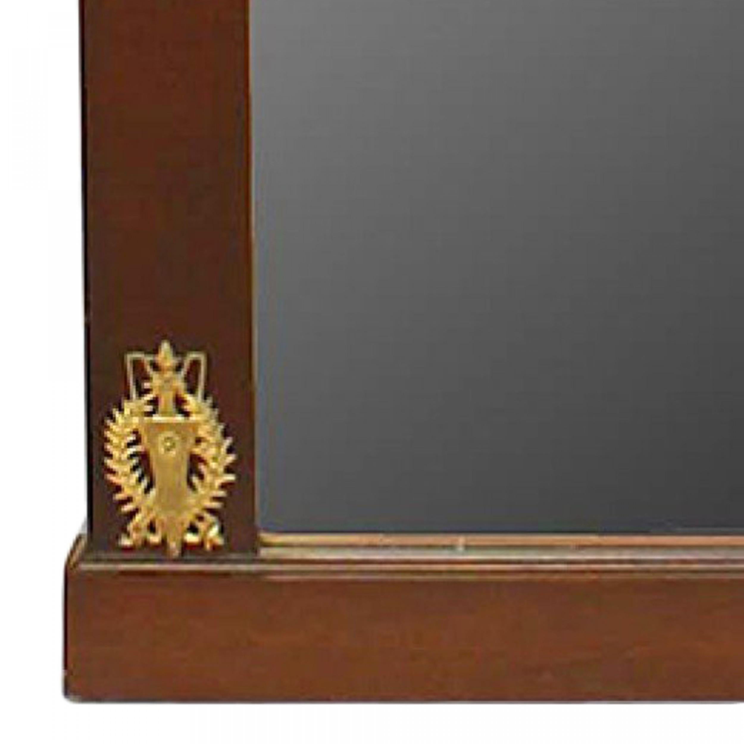 Miroir mural à fronton en acajou et bronze doré de style Empire français Bon état - En vente à Queens, NY