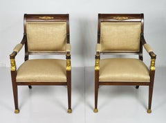 Pareja de Sillones Imperio de Estilo Neoclásico con Detalles Dorados