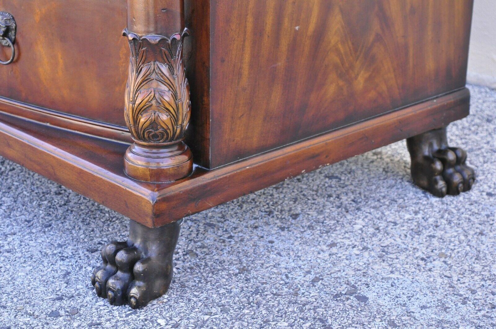 20ième siècle Commode de style Empire français en acajou avec pieds en pattes de bronze en vente