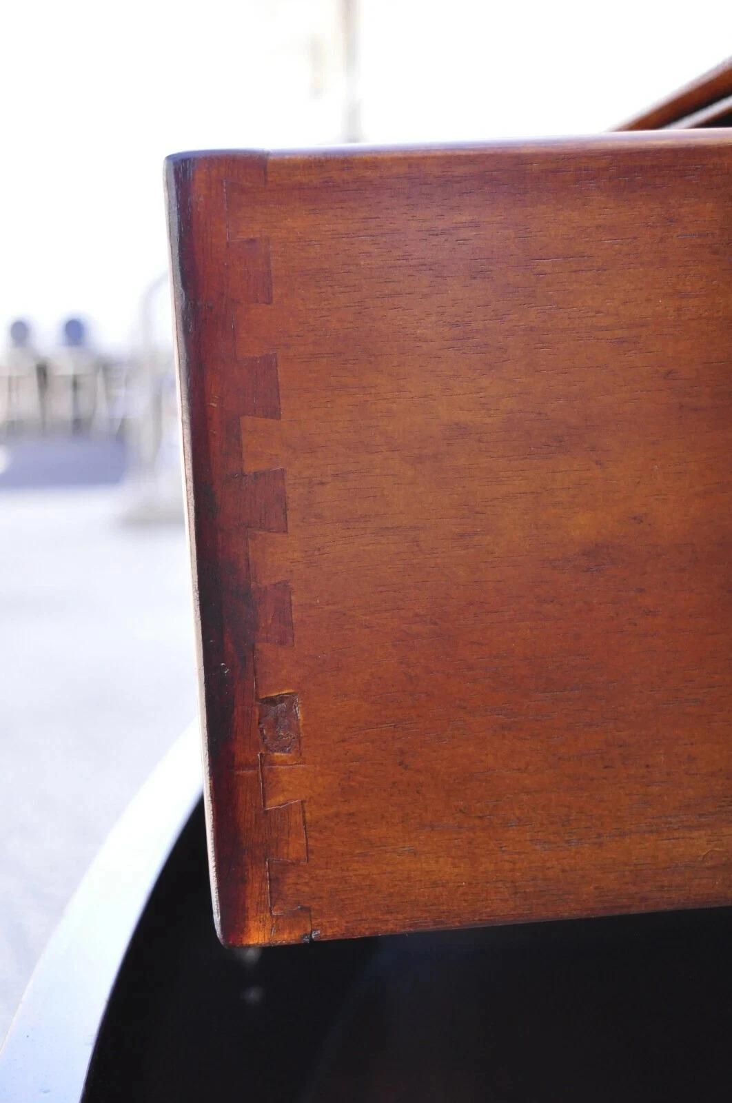 Cómoda Grande de Caoba Estilo Imperio Francés con Frente de Arco y Patas de Bronce en venta 5