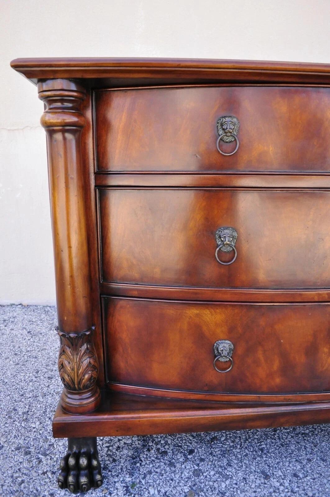 Cómoda Grande de Caoba Estilo Imperio Francés con Frente de Arco y Patas de Bronce siglo XX en venta