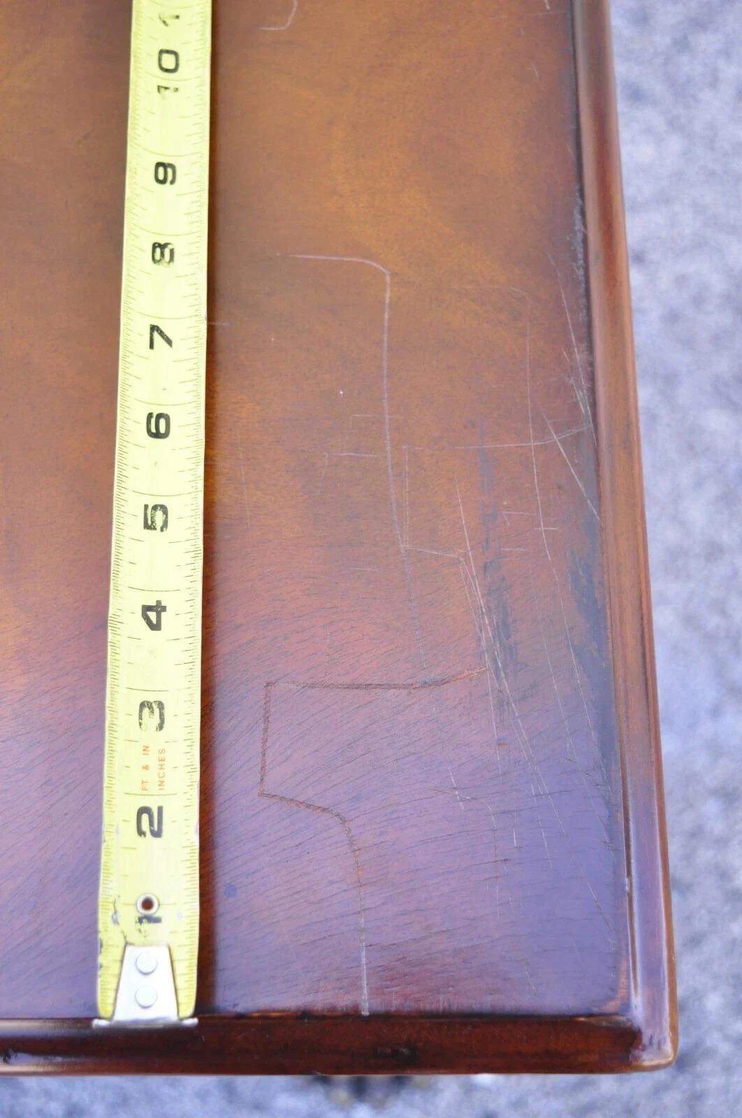 Cómoda Grande de Caoba Estilo Imperio Francés con Frente de Arco y Patas de Bronce en venta 1
