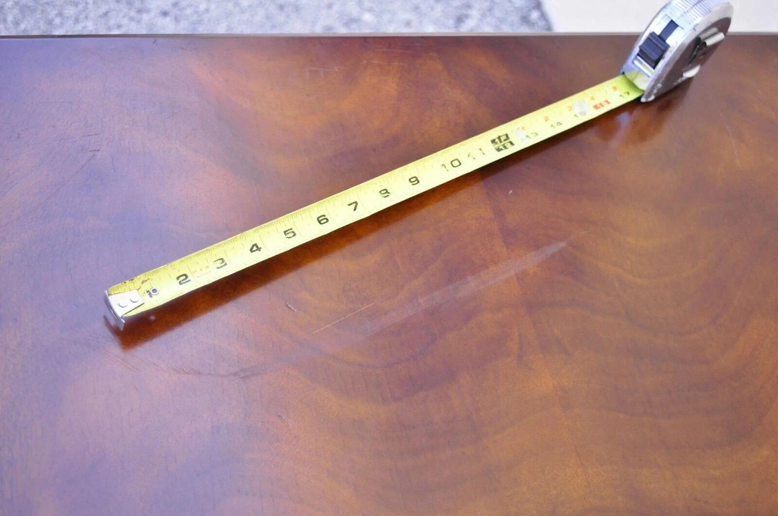 Cómoda Grande de Caoba Estilo Imperio Francés con Frente de Arco y Patas de Bronce en venta 2