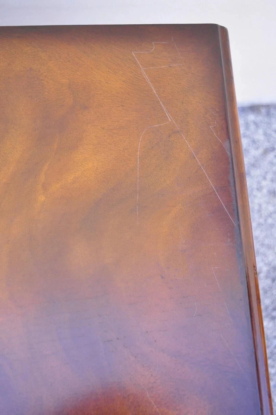Cómoda Grande de Caoba Estilo Imperio Francés con Frente de Arco y Patas de Bronce en venta 4