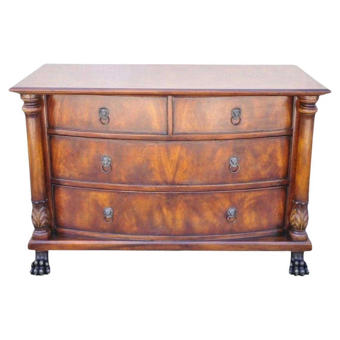 Cómoda Grande de Caoba Estilo Imperio Francés con Frente de Arco y Patas de Bronce en venta