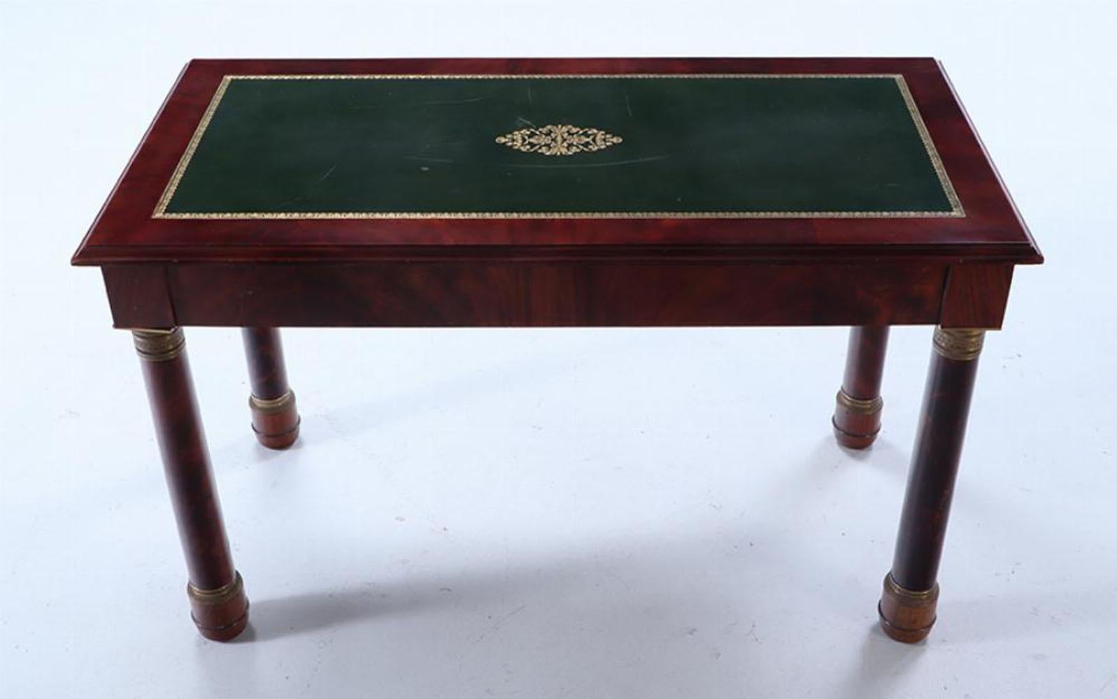 Scrittoio in stile Impero francese in mogano con montatura in bronzo e piano in pelle. C 1940.