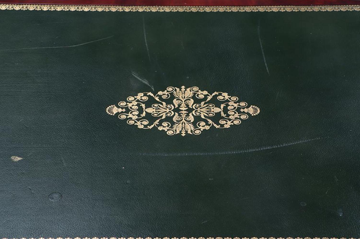 Stile impero Scrittoio in stile Impero francese con piano in pelle montato su mogano e bronzo. C 1940. in vendita