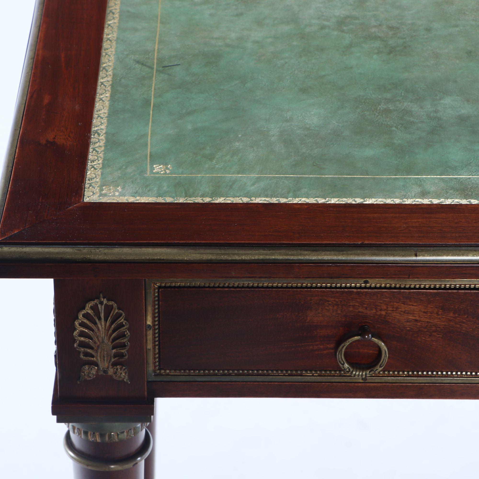 Französisch Empire-Stil Mahagoni Bronze montiert Schreibtisch, Leder oben um 1940 im Zustand „Gut“ im Angebot in Philadelphia, PA