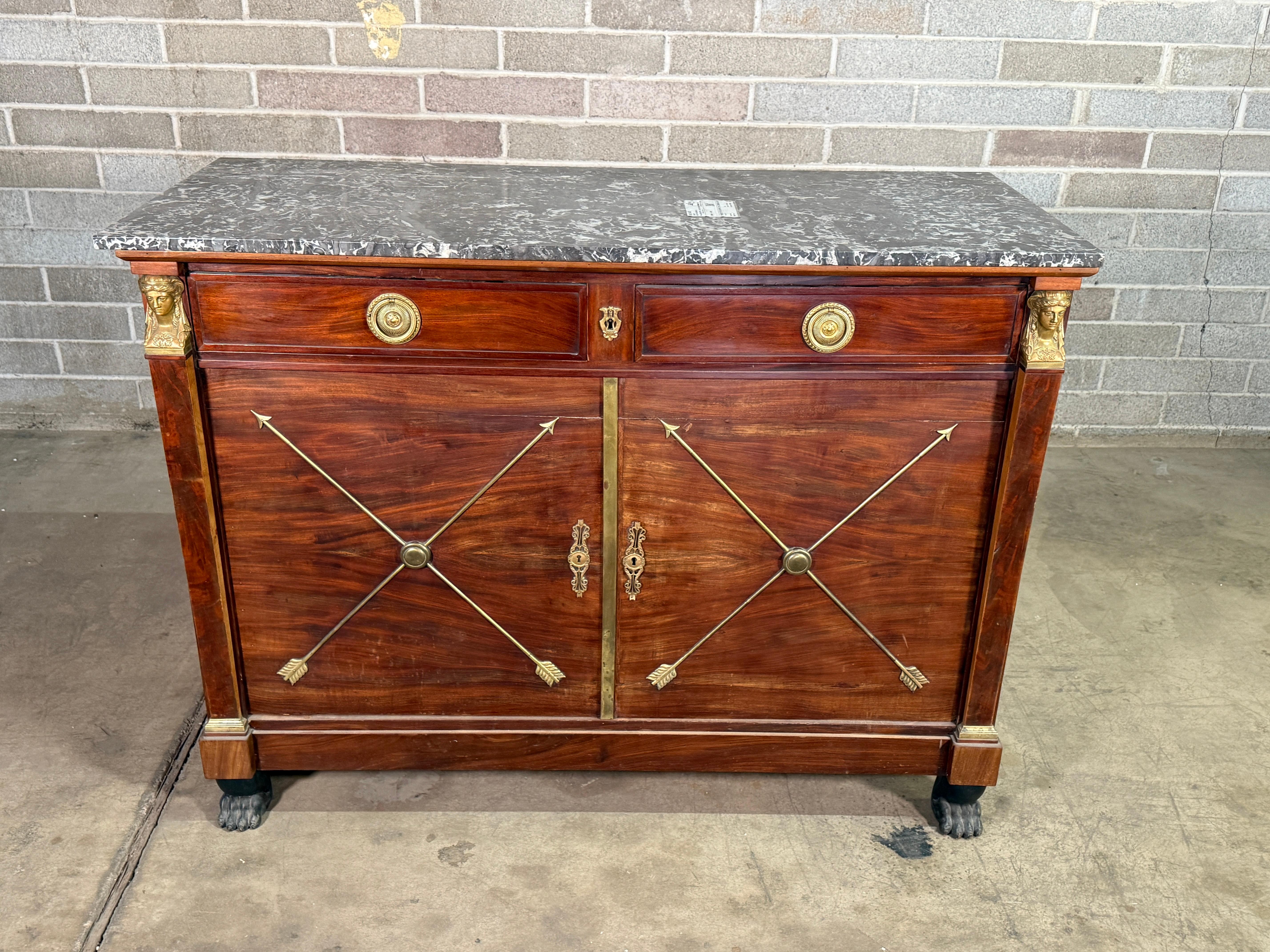 Buffet francese in stile impero in mogano con maniglie e finiture in ormolu Bellissimo pezzo acquistato in Francia. 
Usura appropriata all'età, vedi foto dettagliate. 
