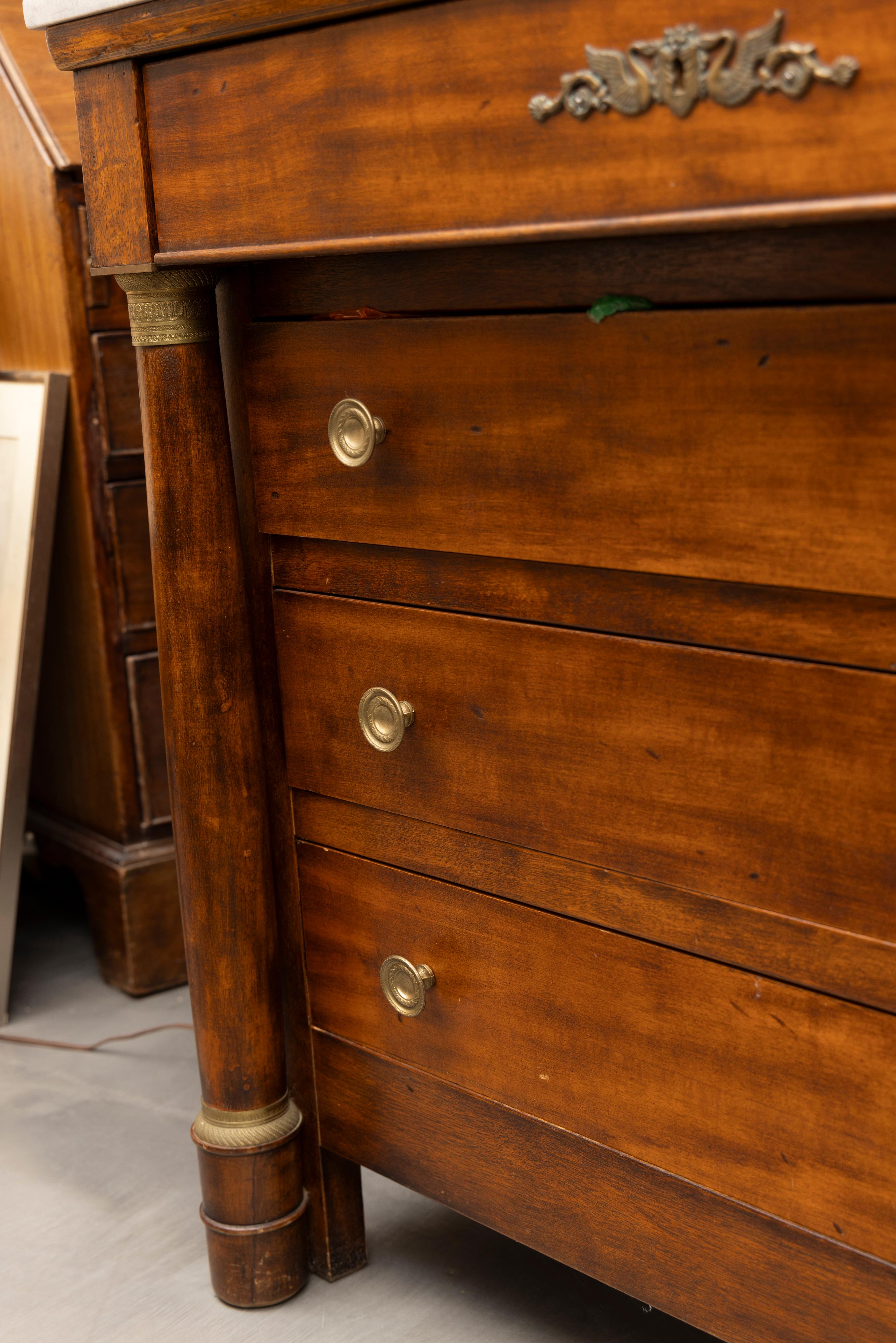 Fatto a mano Commode in stile Impero francese in mogano con piano in marmo in vendita