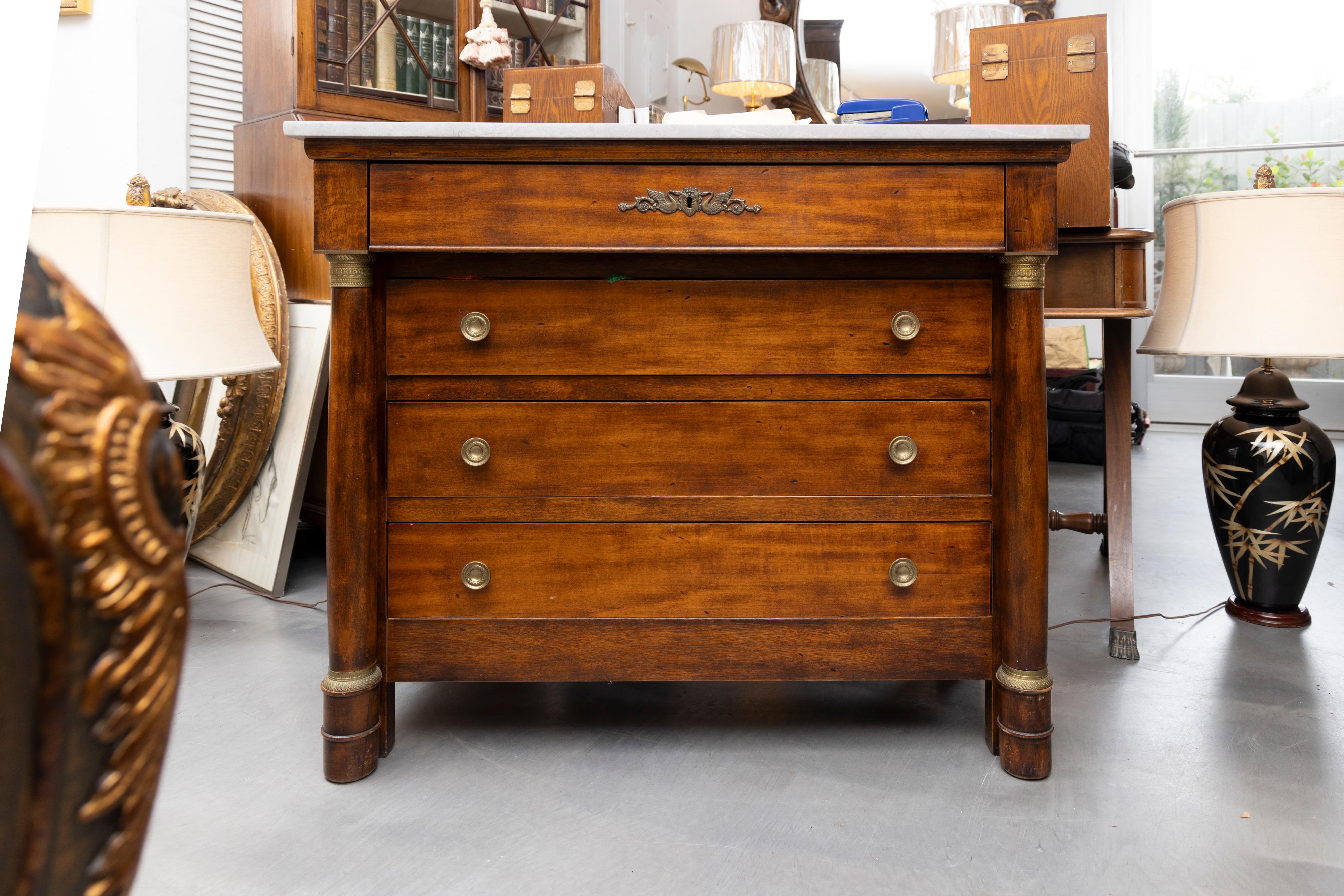 Marmo Commode in stile Impero francese in mogano con piano in marmo in vendita