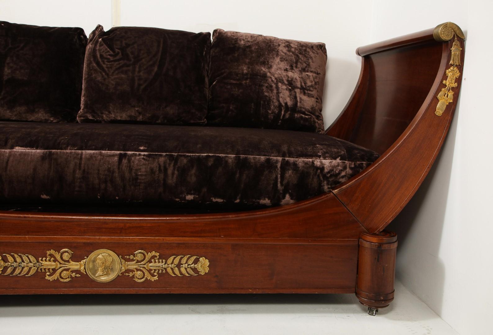 French Empire Style Mahogany Daybed with Ormolu Mounts and Velvet Upholstery In Good Condition For Sale In Chicago, IL