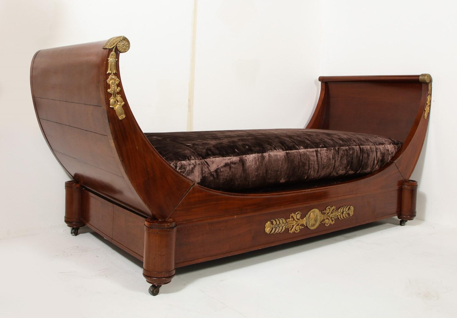 Mahagoni-Tagesbett im Empire-Stil mit Goldbronze-Beschlägen und Samtpolsterung, Frankreich (20. Jahrhundert) im Angebot