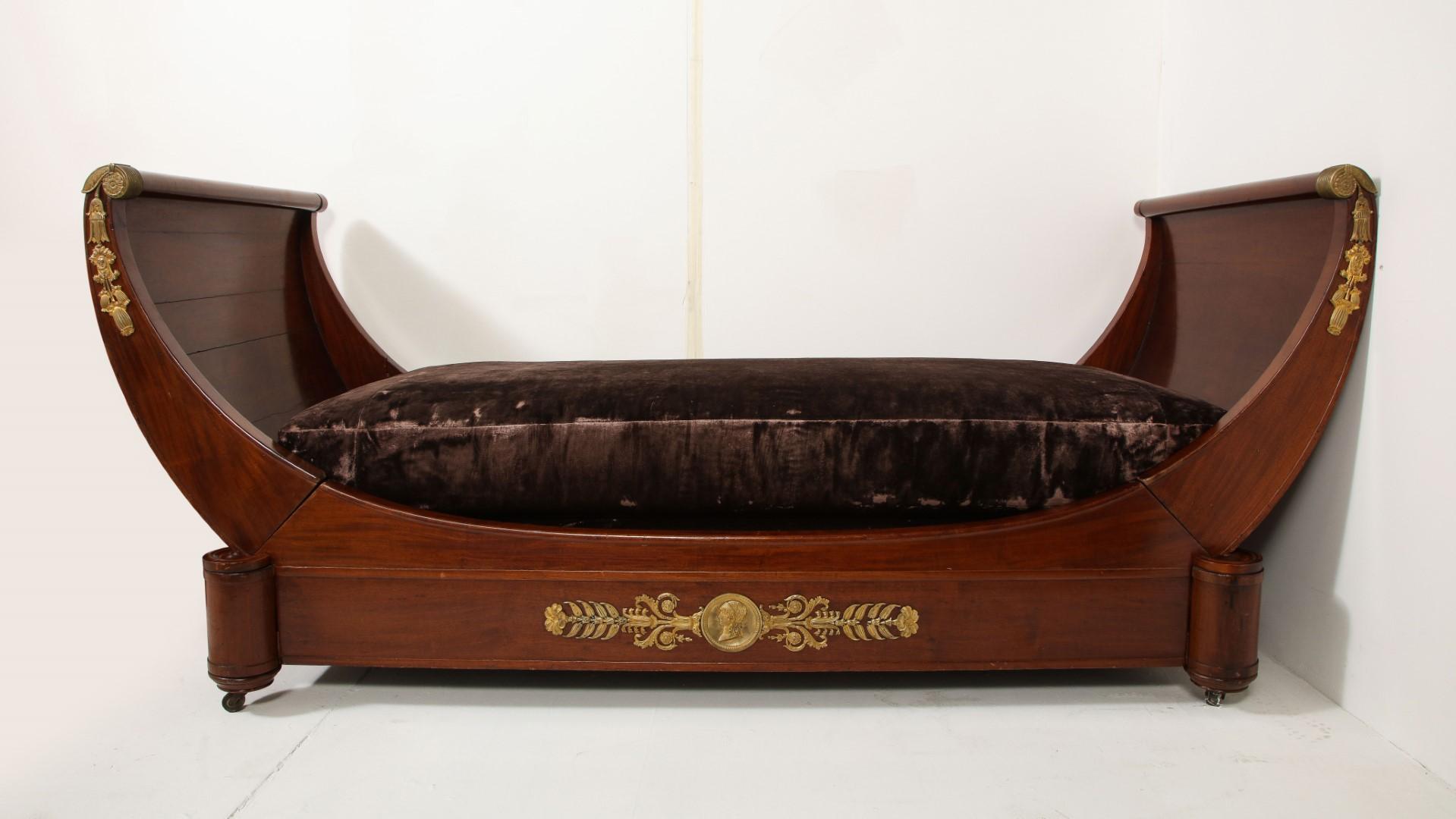 French Empire Style Mahogany Daybed with Ormolu Mounts and Velvet Upholstery For Sale 2