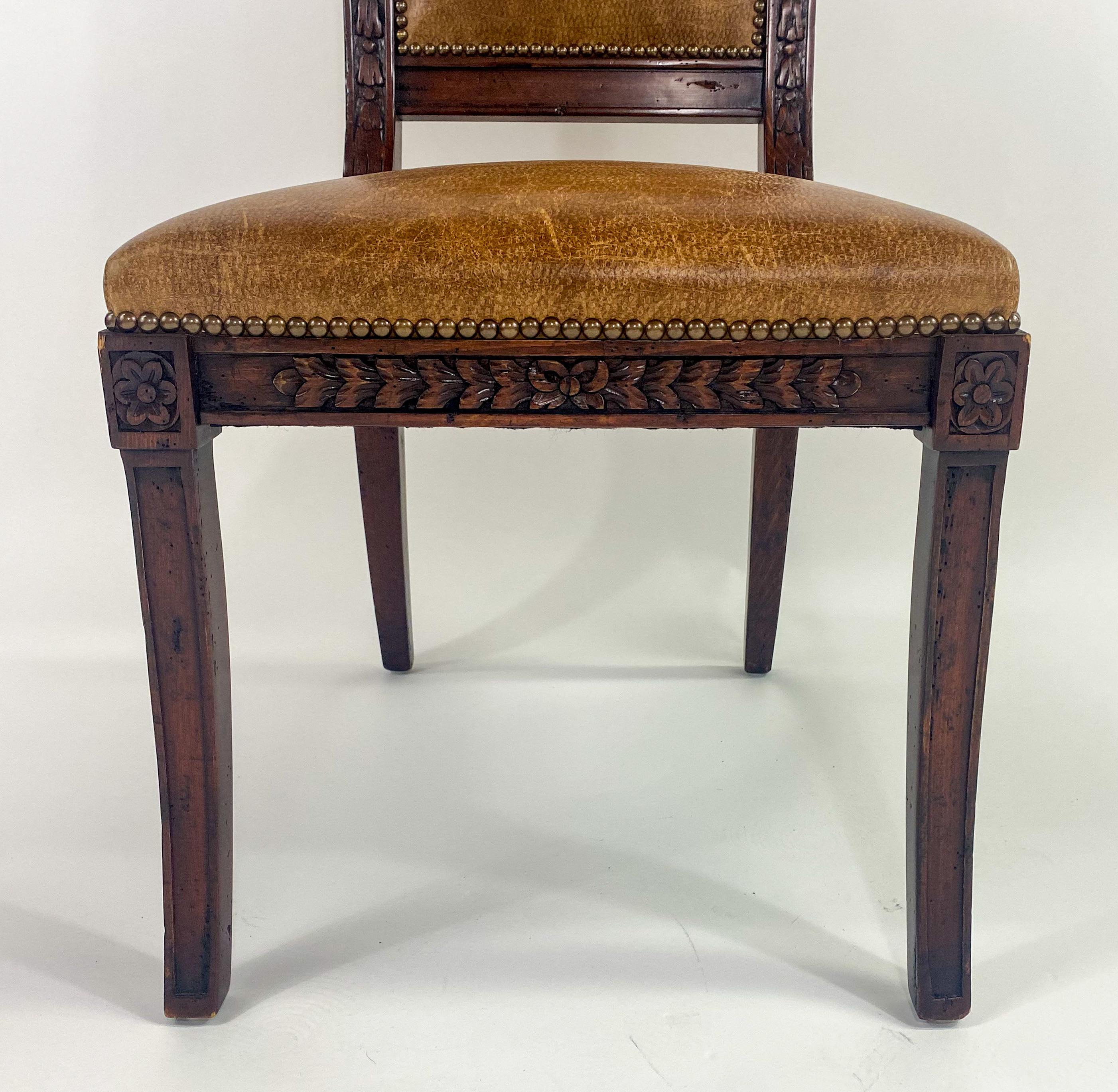 Chaise de salle à manger de style Empire français en acajou et pieds sabres en cuir, ensemble de 8 pièces en vente 4