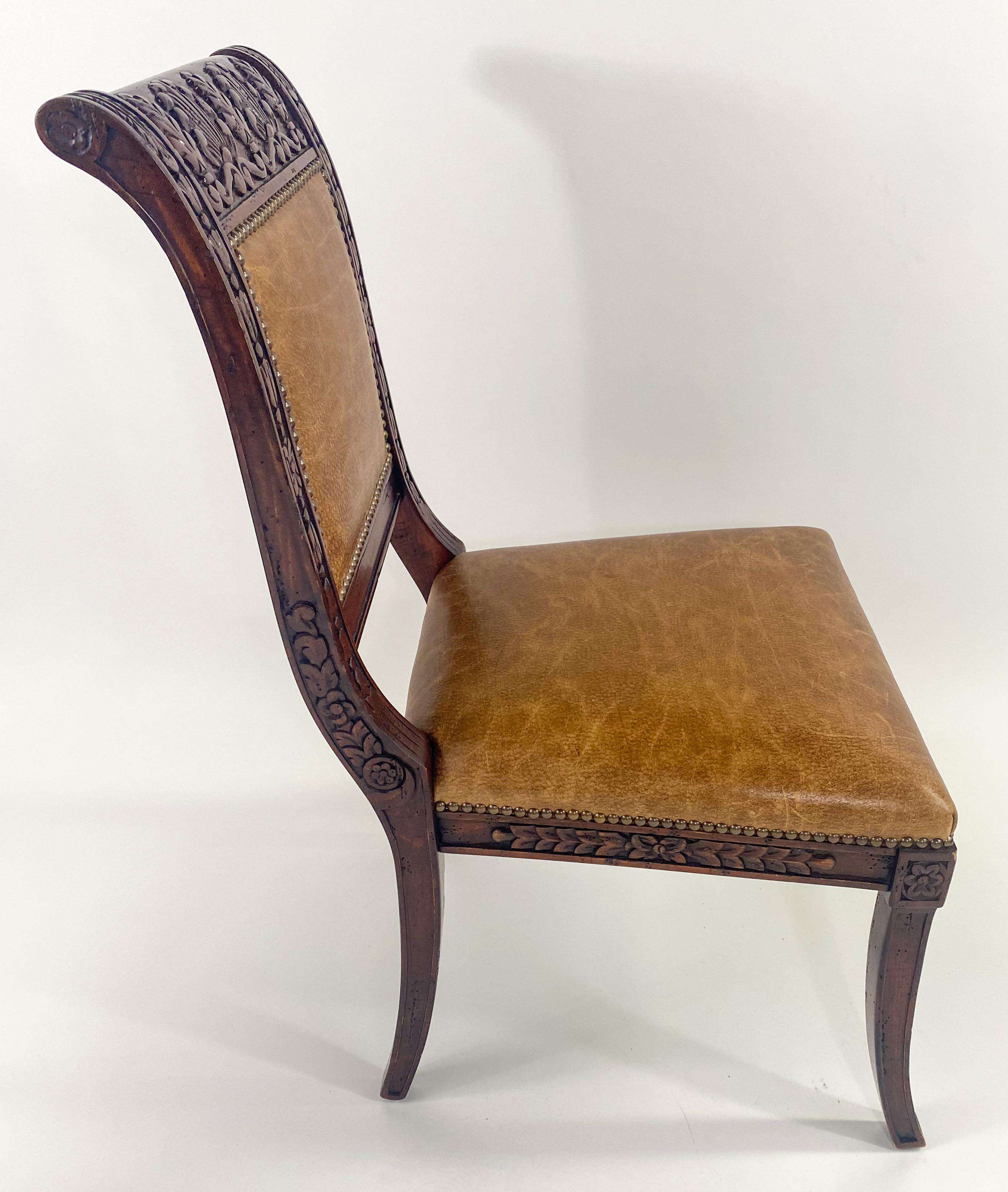 Chaise de salle à manger de style Empire français en acajou et pieds sabres en cuir, ensemble de 8 pièces en vente 5