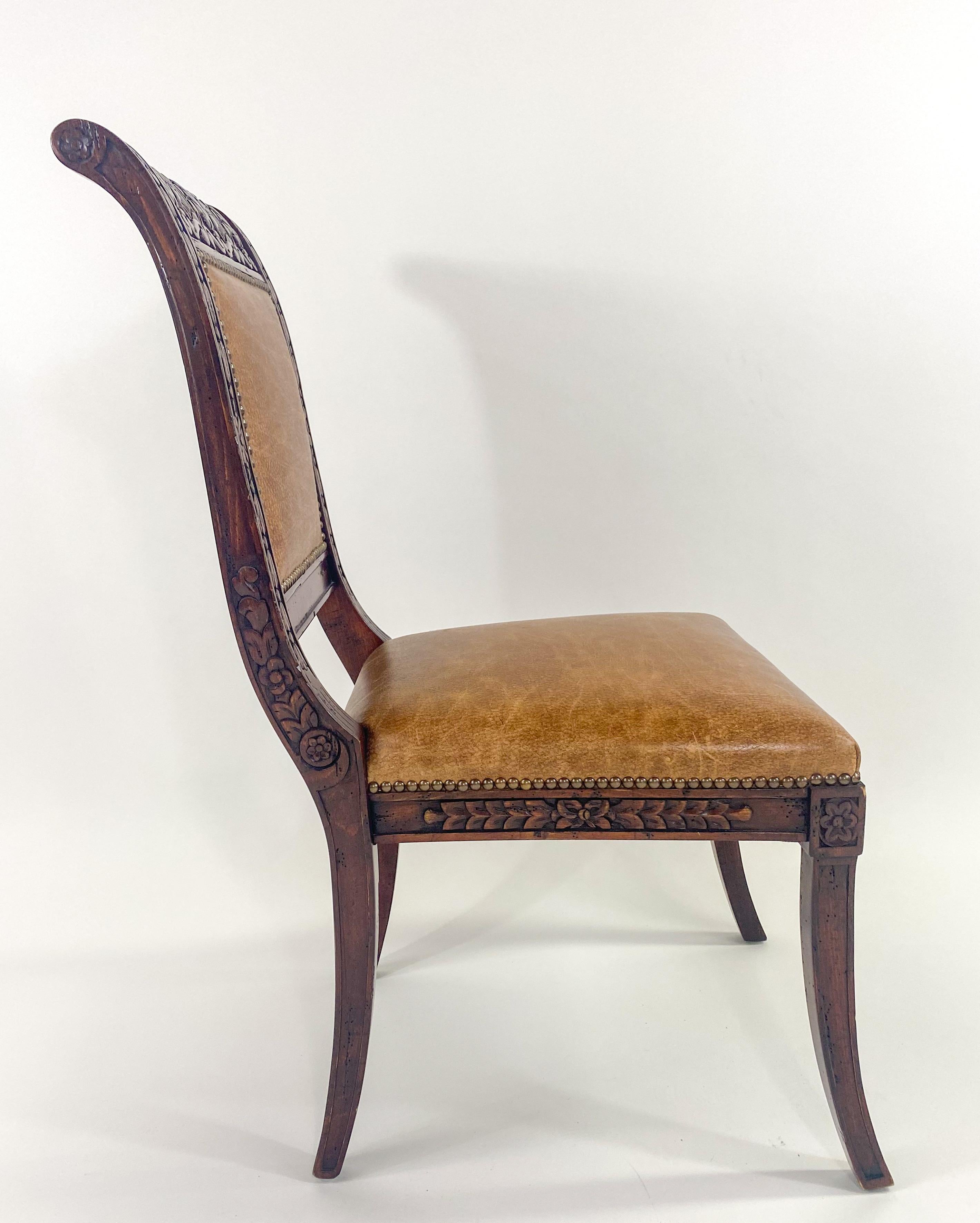 Chaise de salle à manger de style Empire français en acajou et pieds sabres en cuir, ensemble de 8 pièces en vente 6