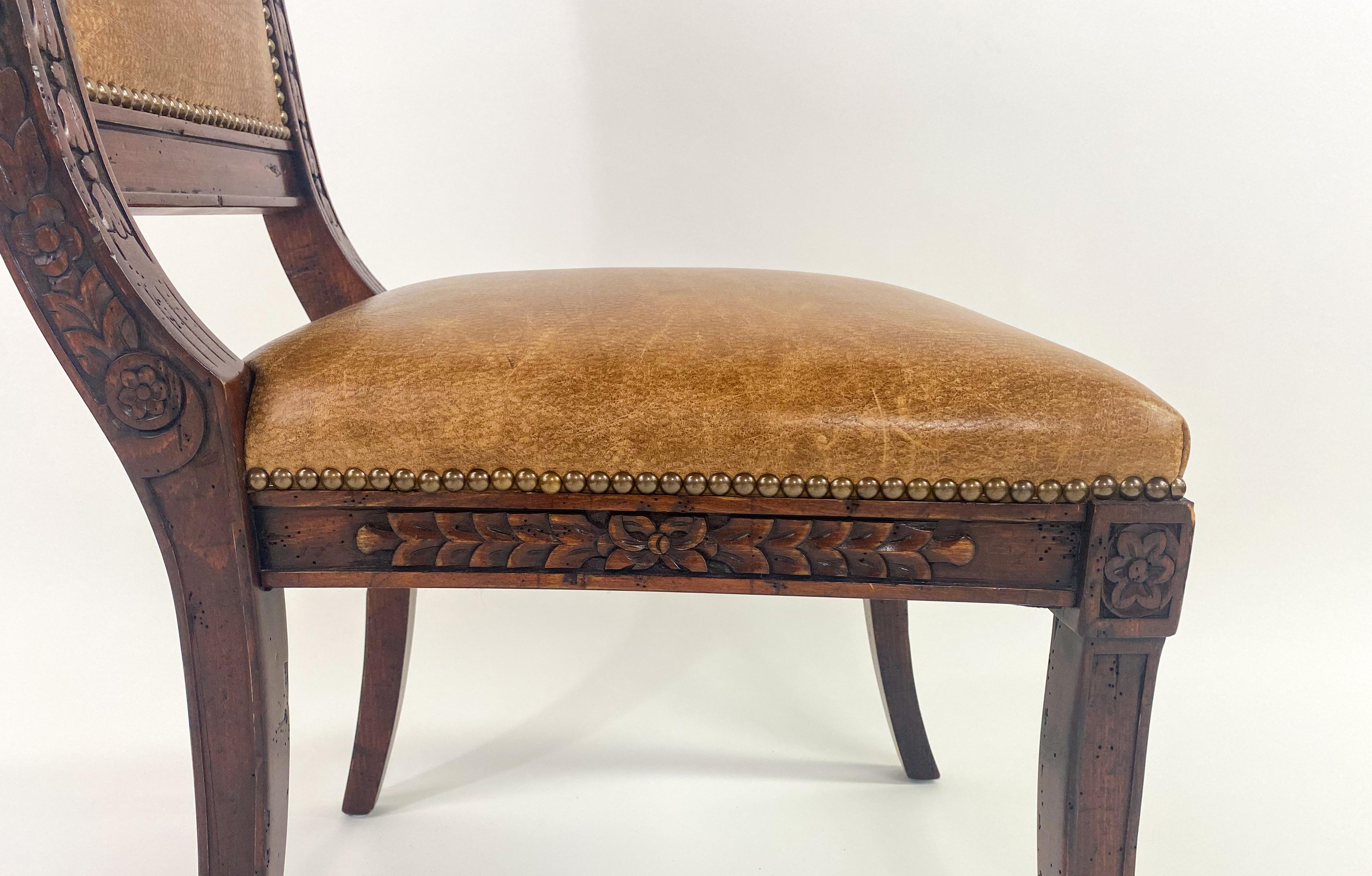 Chaise de salle à manger de style Empire français en acajou et pieds sabres en cuir, ensemble de 8 pièces en vente 7