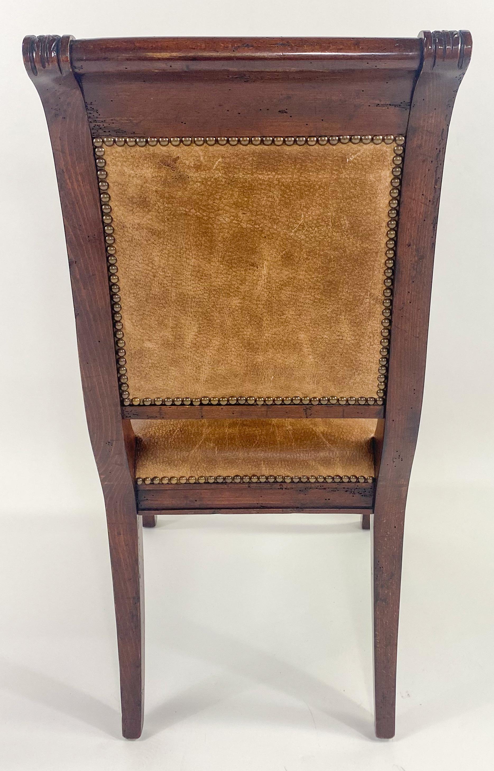 Chaise de salle à manger de style Empire français en acajou et pieds sabres en cuir, ensemble de 8 pièces en vente 8