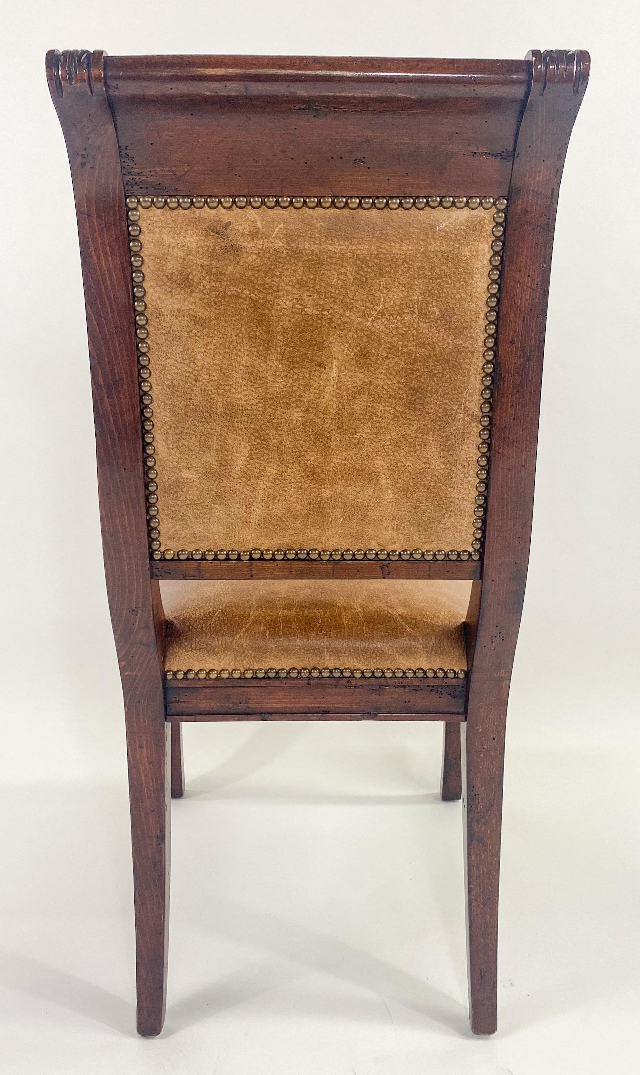 Chaise de salle à manger de style Empire français en acajou et pieds sabres en cuir, ensemble de 8 pièces en vente 9