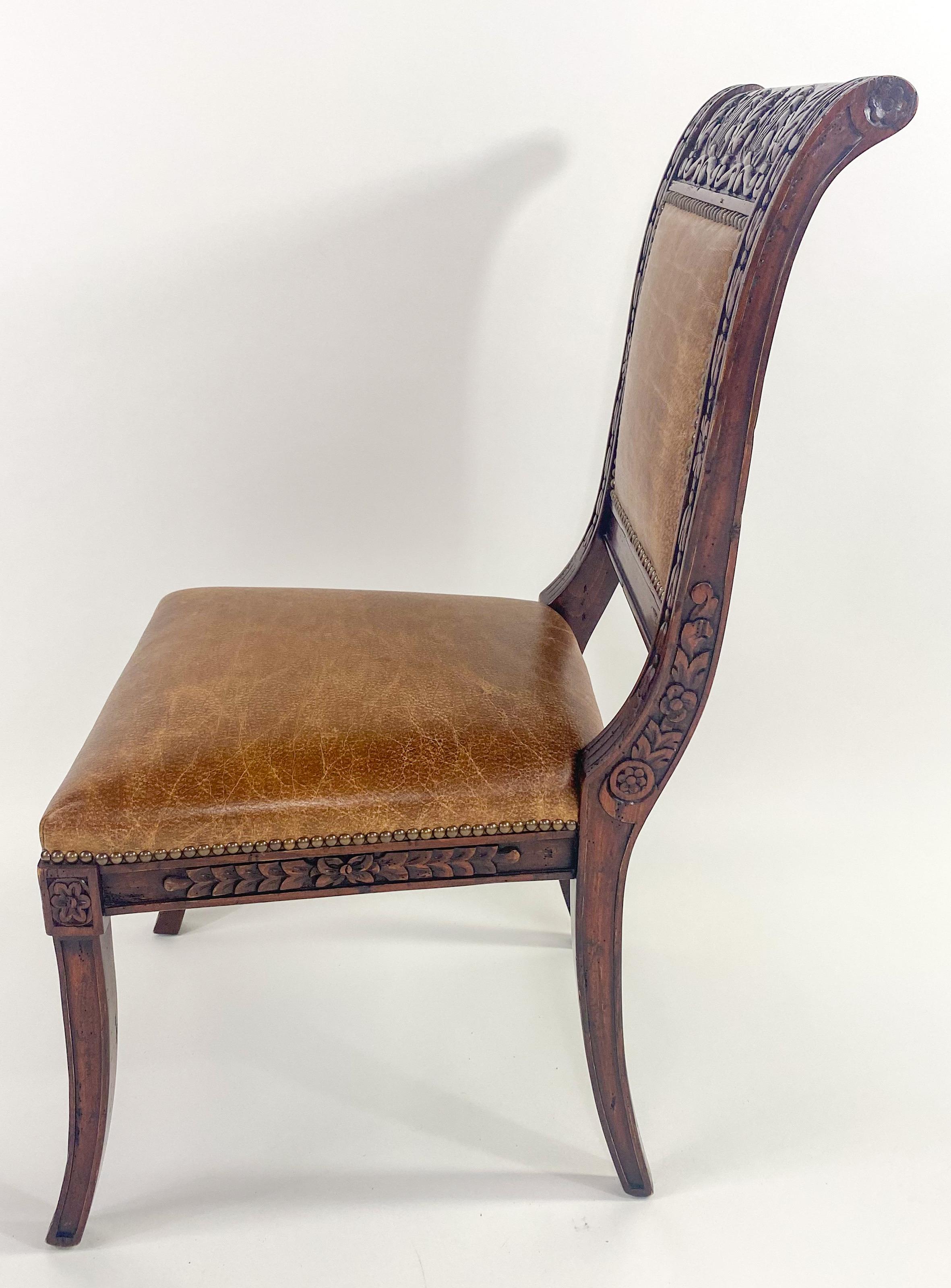 Chaise de salle à manger de style Empire français en acajou et pieds sabres en cuir, ensemble de 8 pièces en vente 10