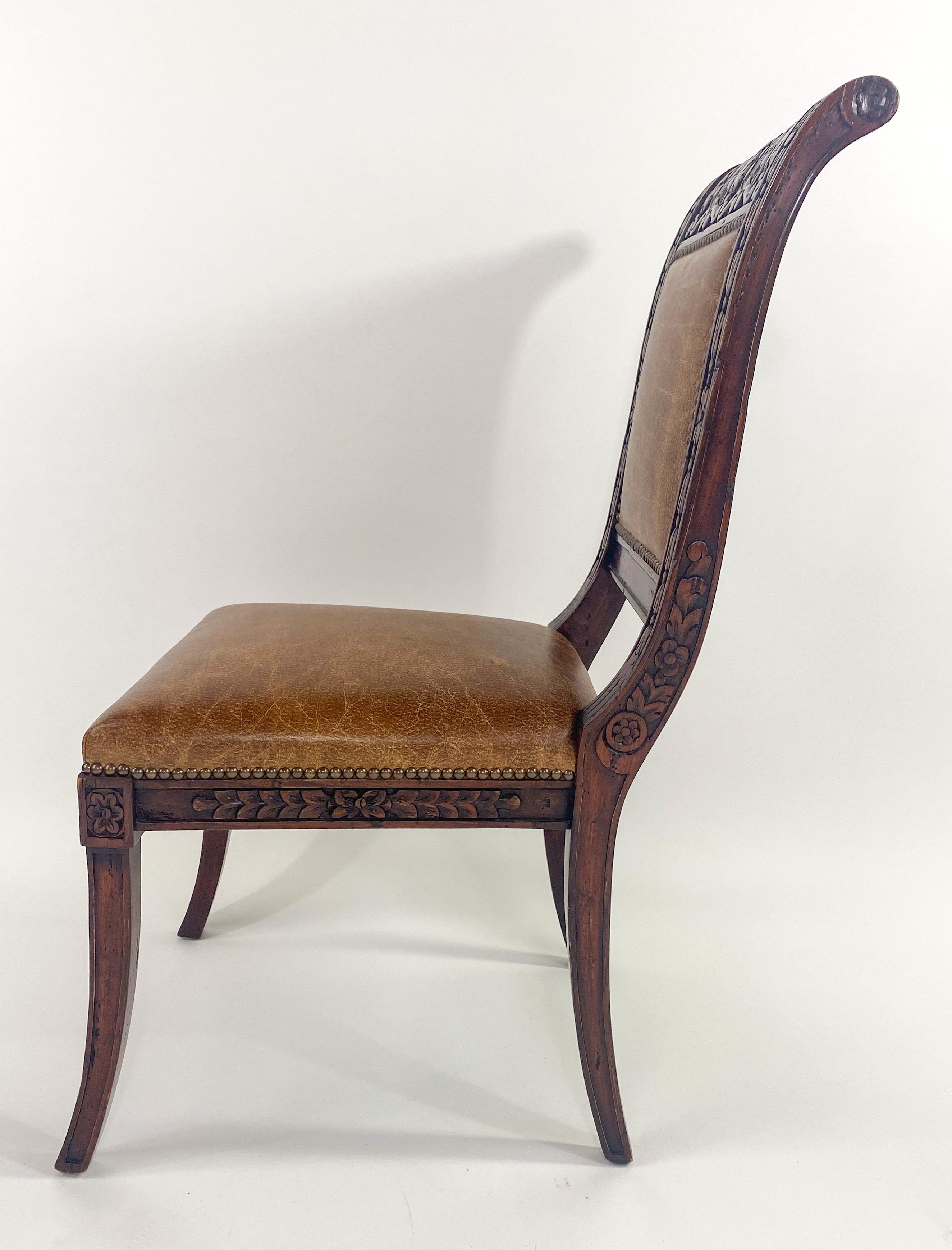 Chaise de salle à manger de style Empire français en acajou et pieds sabres en cuir, ensemble de 8 pièces en vente 11