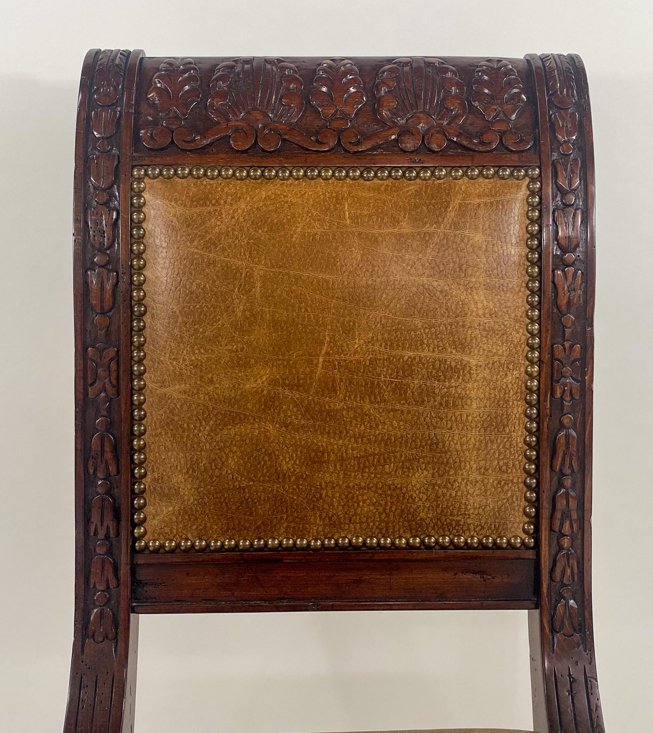 Chaise de salle à manger de style Empire français en acajou et pieds sabres en cuir, ensemble de 8 pièces Bon état - En vente à Plainview, NY