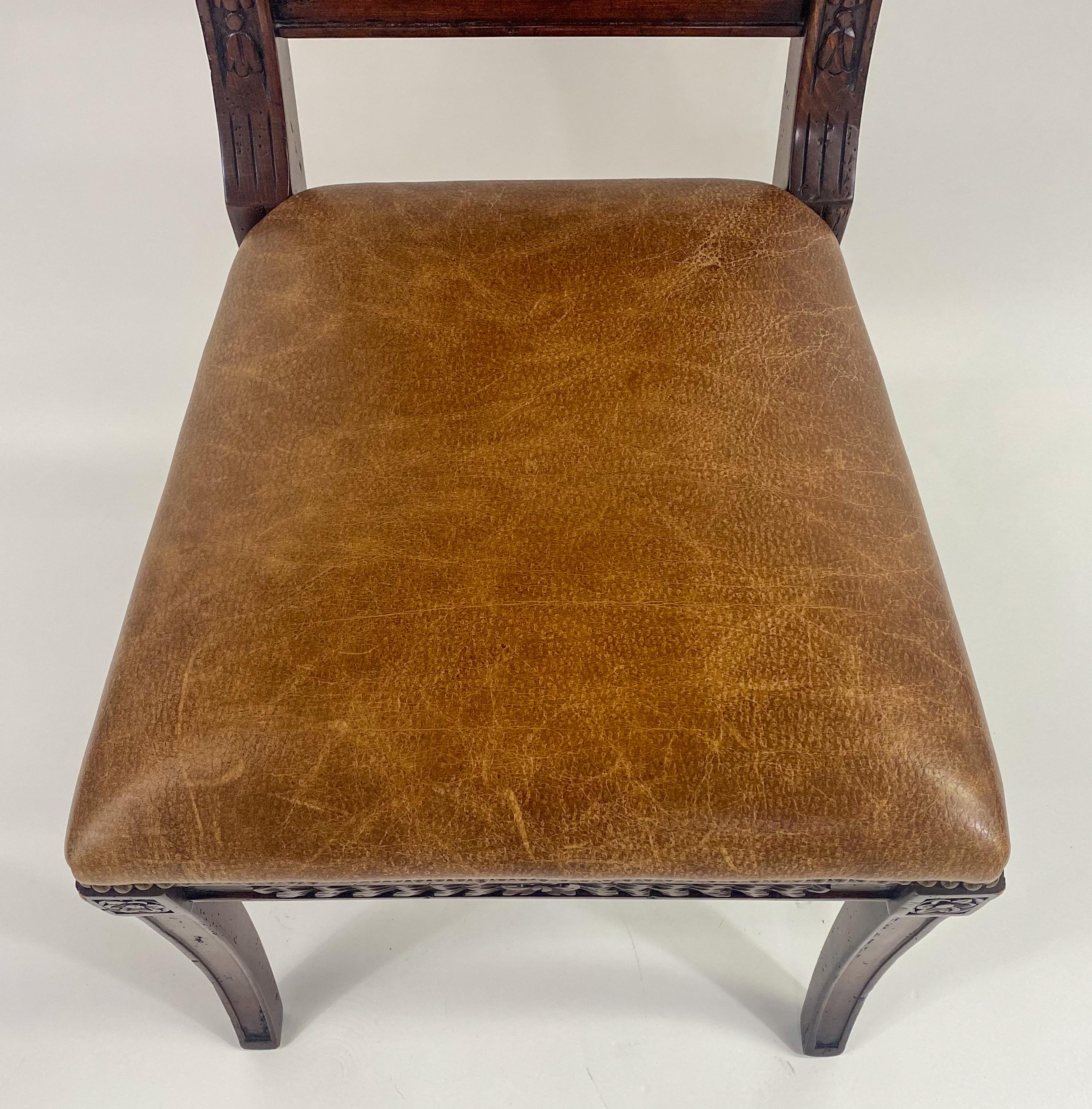 Chaise de salle à manger de style Empire français en acajou et pieds sabres en cuir, ensemble de 8 pièces en vente 1