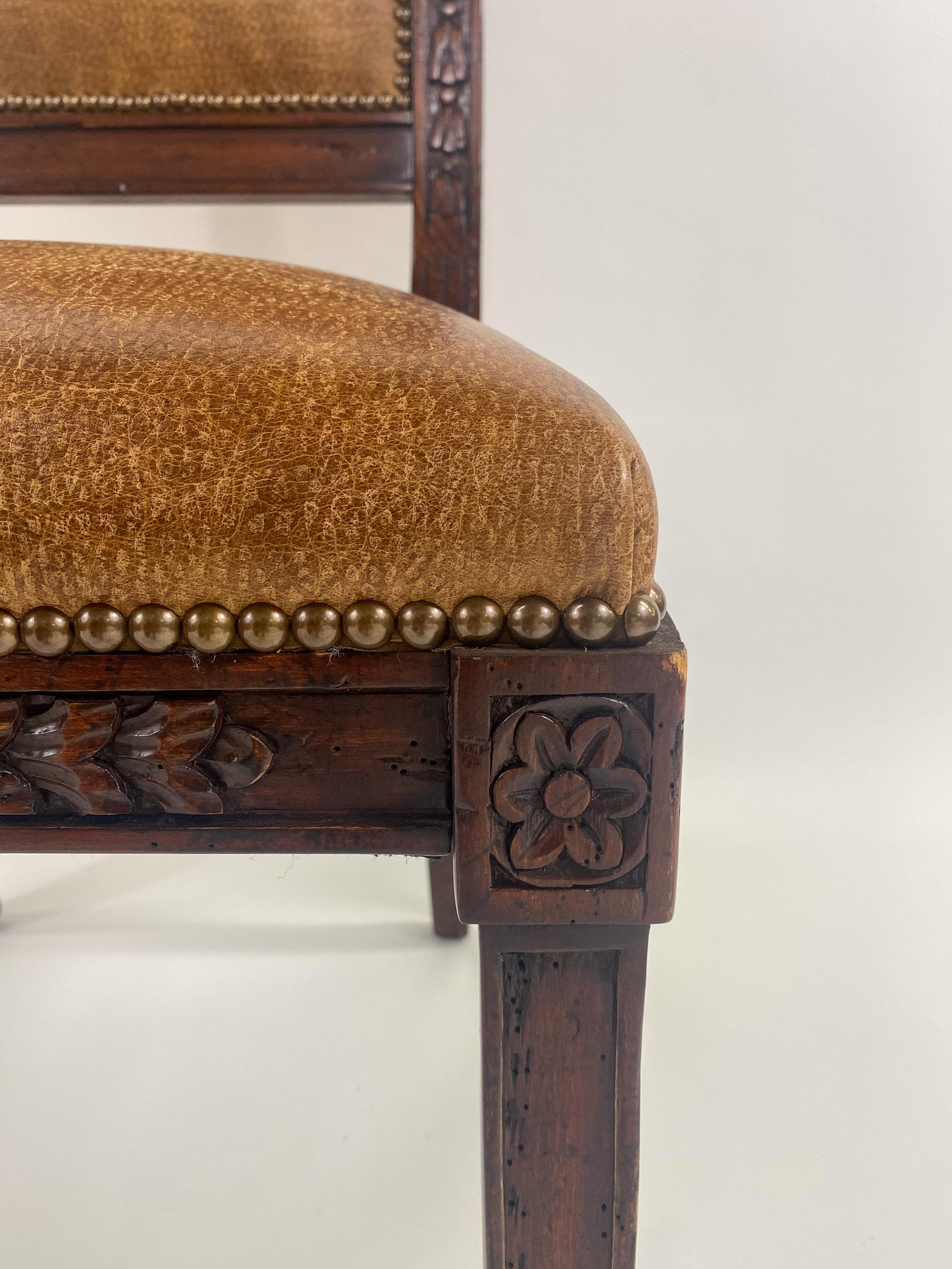 Chaise de salle à manger de style Empire français en acajou et pieds sabres en cuir, ensemble de 8 pièces en vente 3