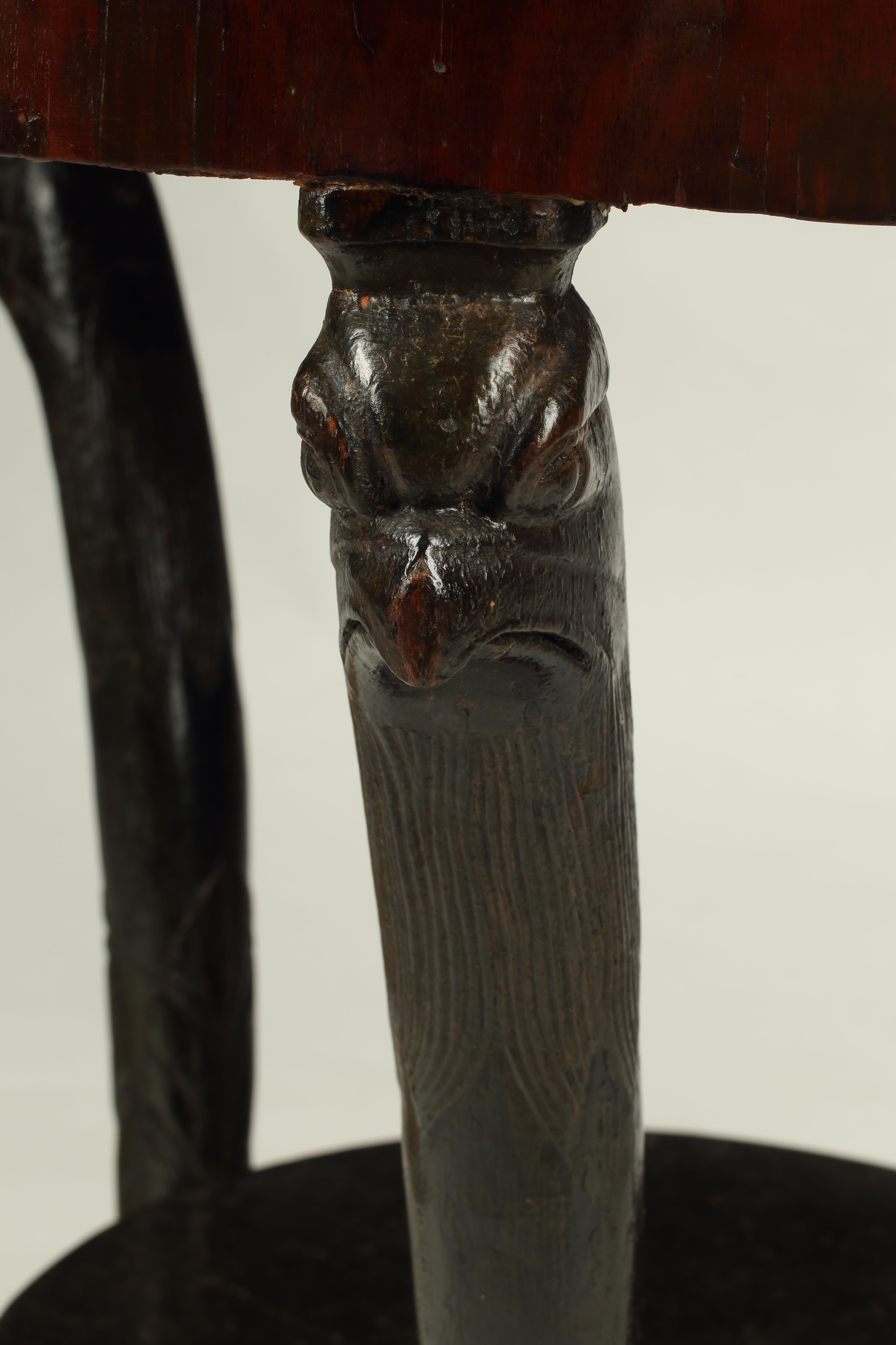 Une belle table centrale de style Empire en acajou avec un plateau en marbre noir vers 1840. Le bord du plateau est entouré d'une galerie en laiton au motif ajouré. Une riche frise en acajou est soulevée par trois pieds sculptés et ébonisés