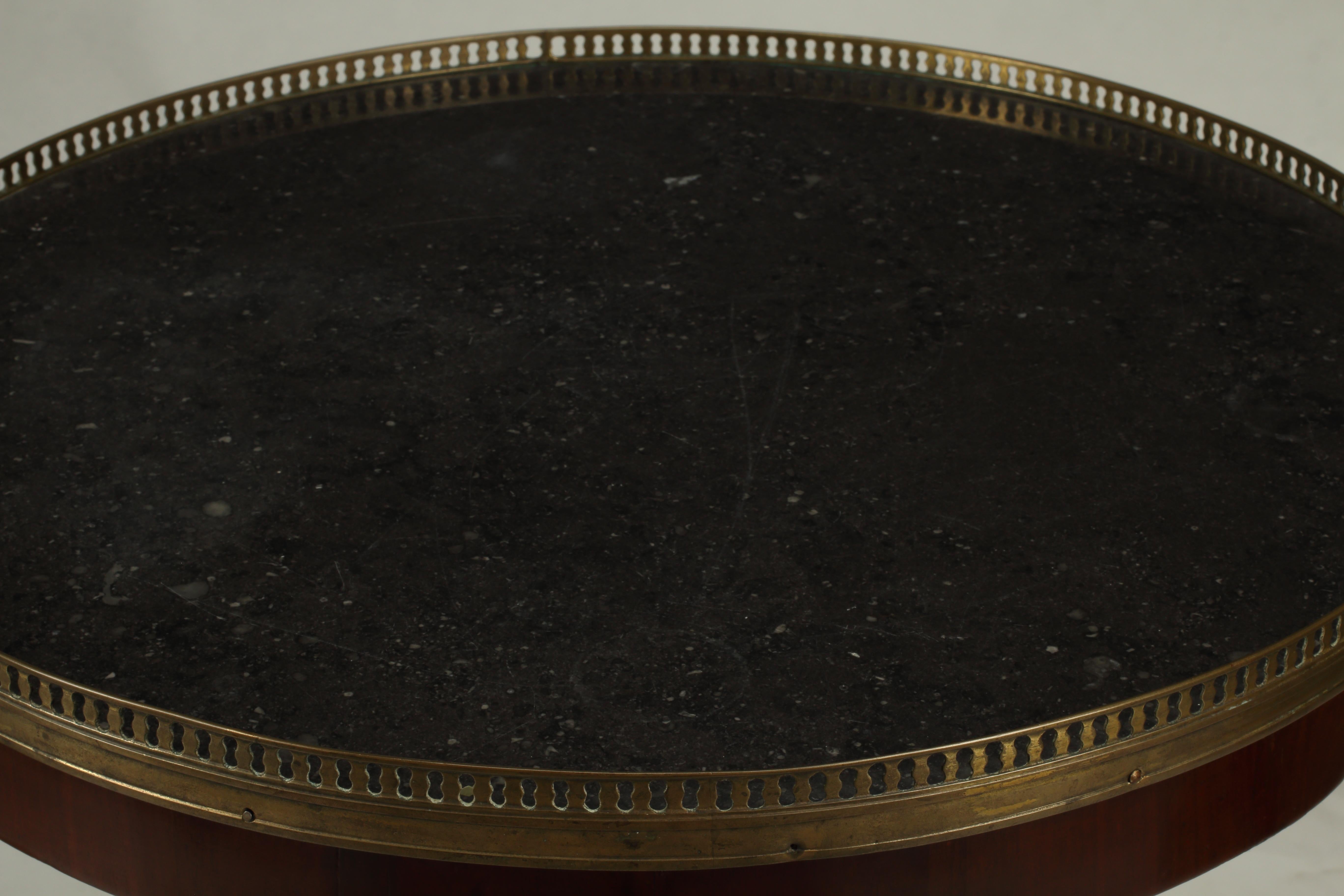 Ébénisé Table en acajou de style Empire français avec plateau en marbre, 19ème siècle en vente