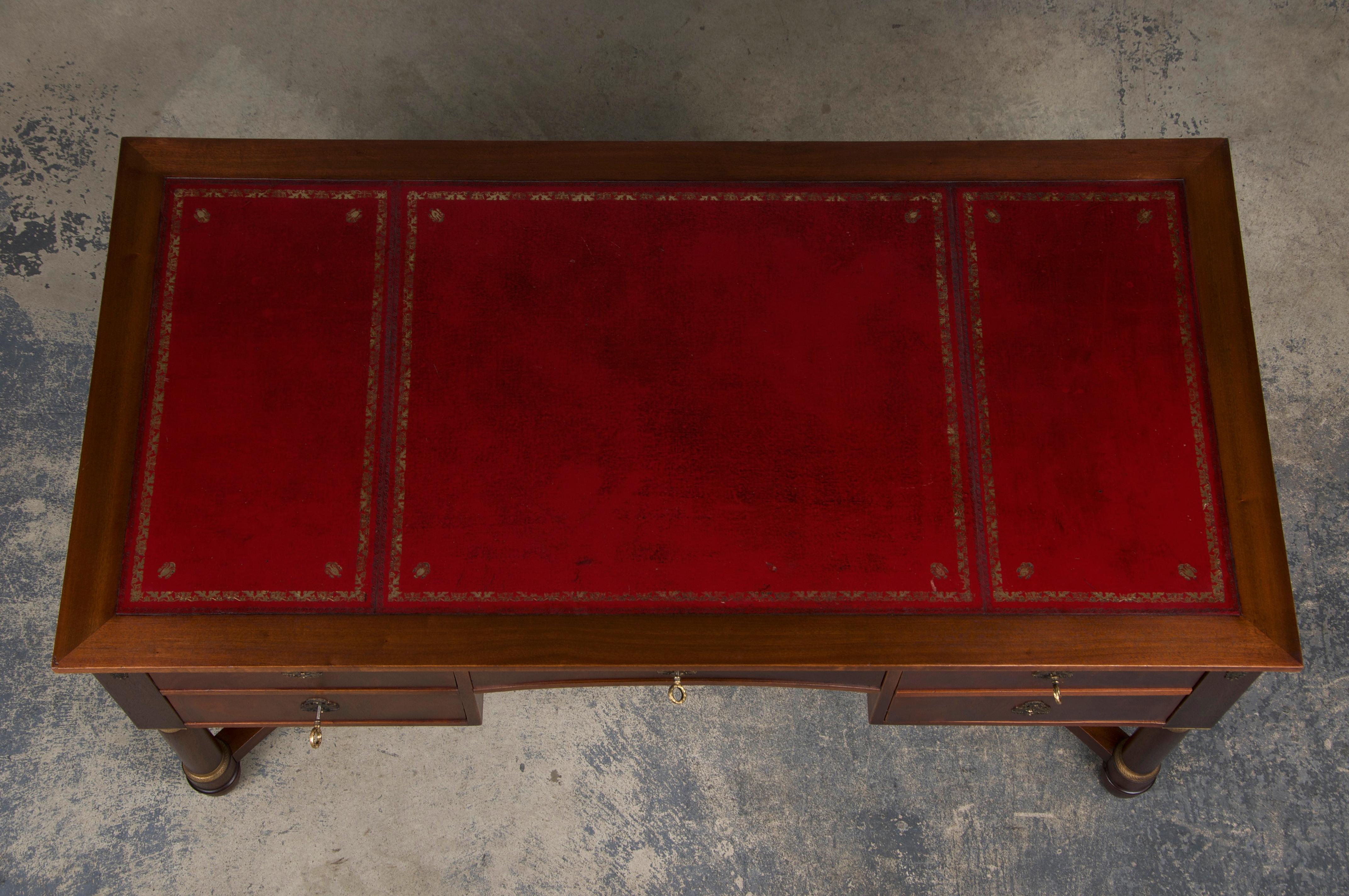 Intagliato a mano Scrivania in mogano stile Impero francese con piano in pelle rossa in vendita