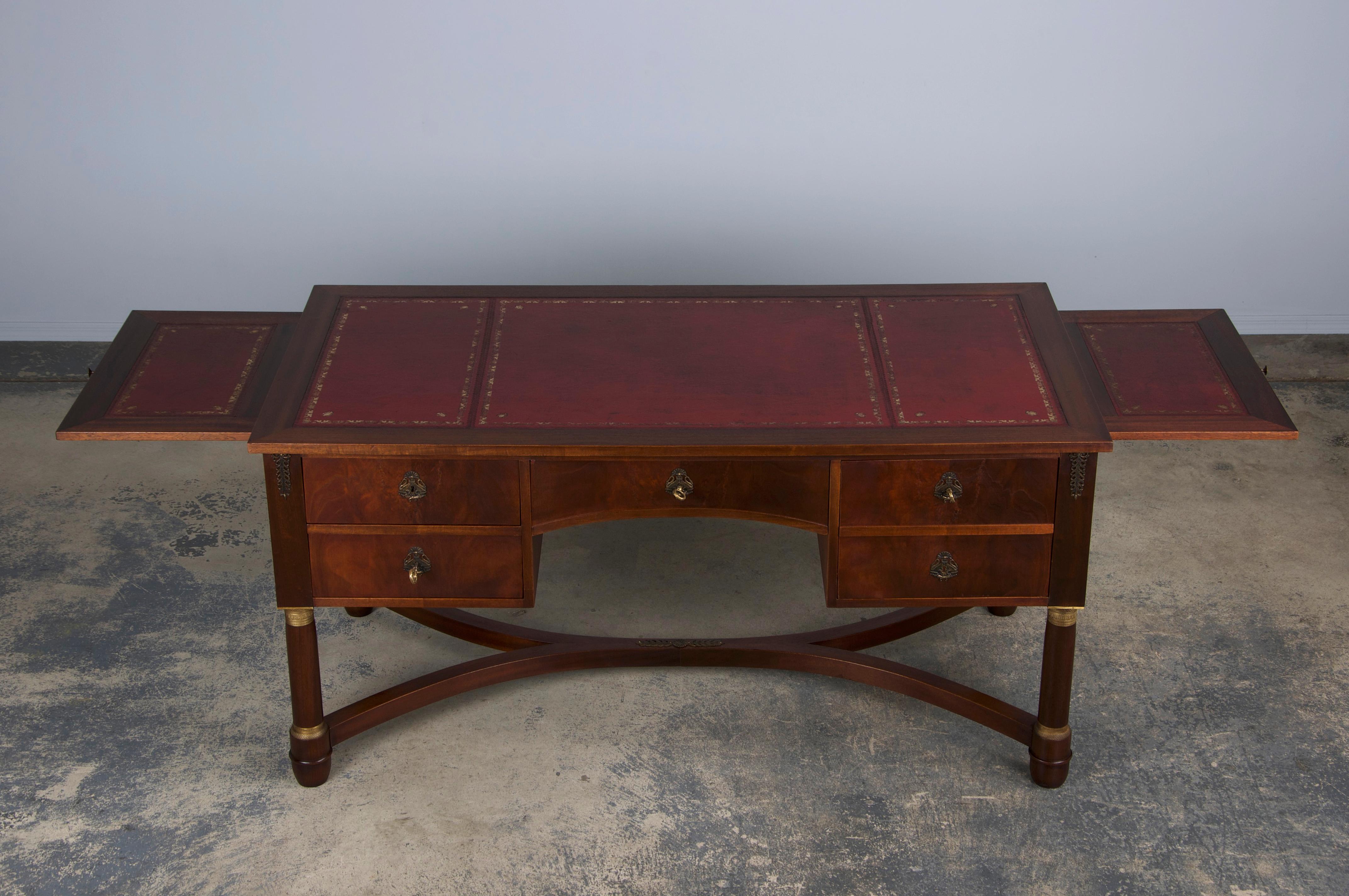 Ottone Scrivania in mogano stile Impero francese con piano in pelle rossa in vendita
