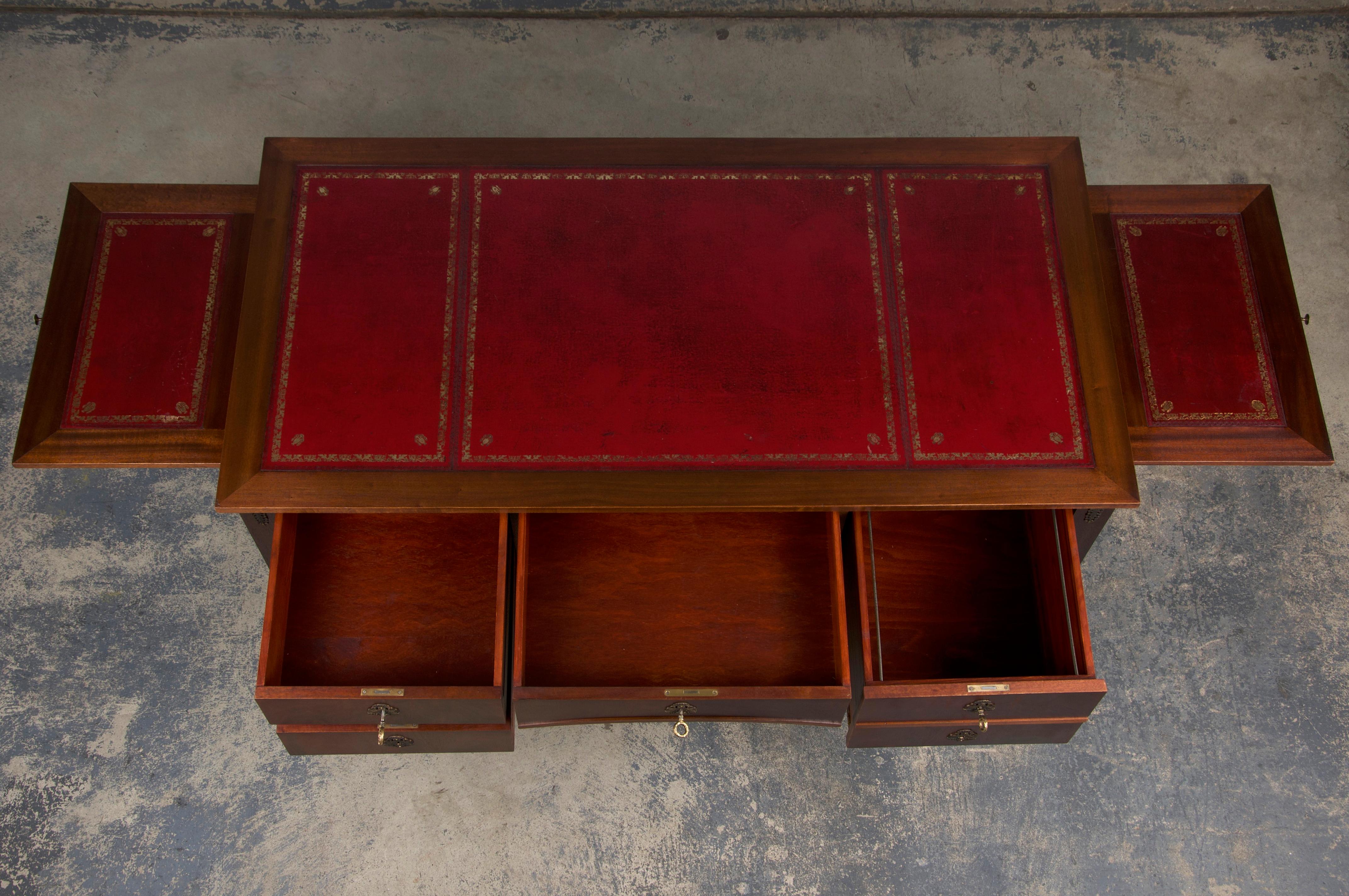 Scrivania in mogano stile Impero francese con piano in pelle rossa in vendita 1
