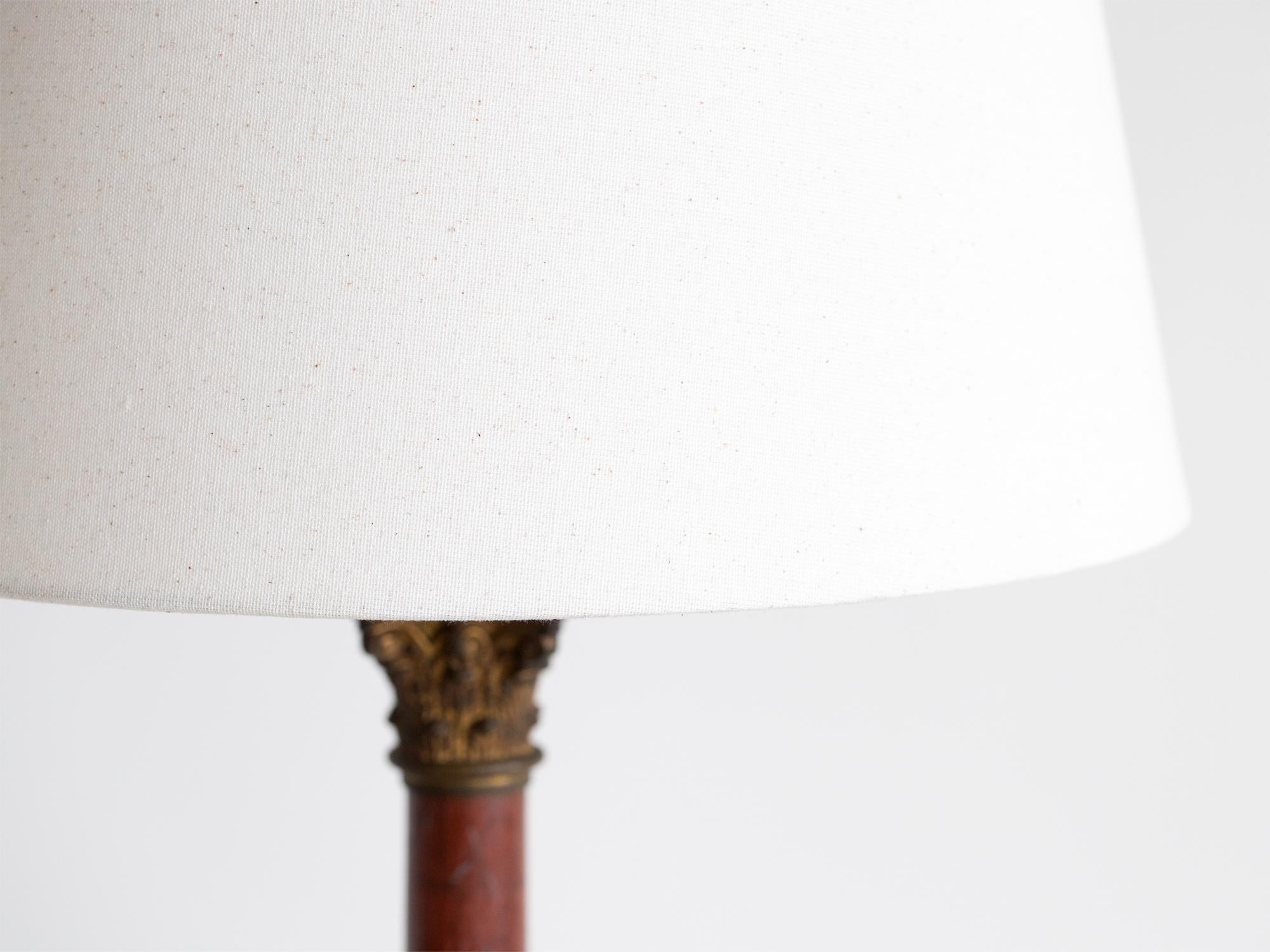 Doré Lampe de table à colonne en marbre de style Empire français en vente